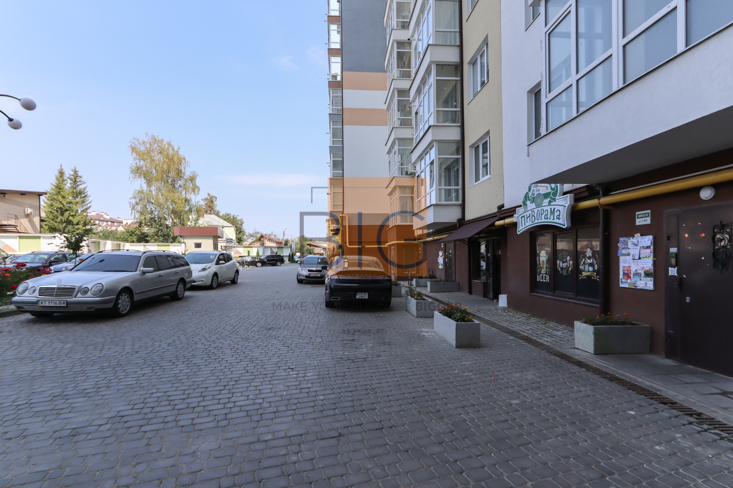 Комерційне приміщення у сучасному ЖК, фасад, центр за вул. Височана