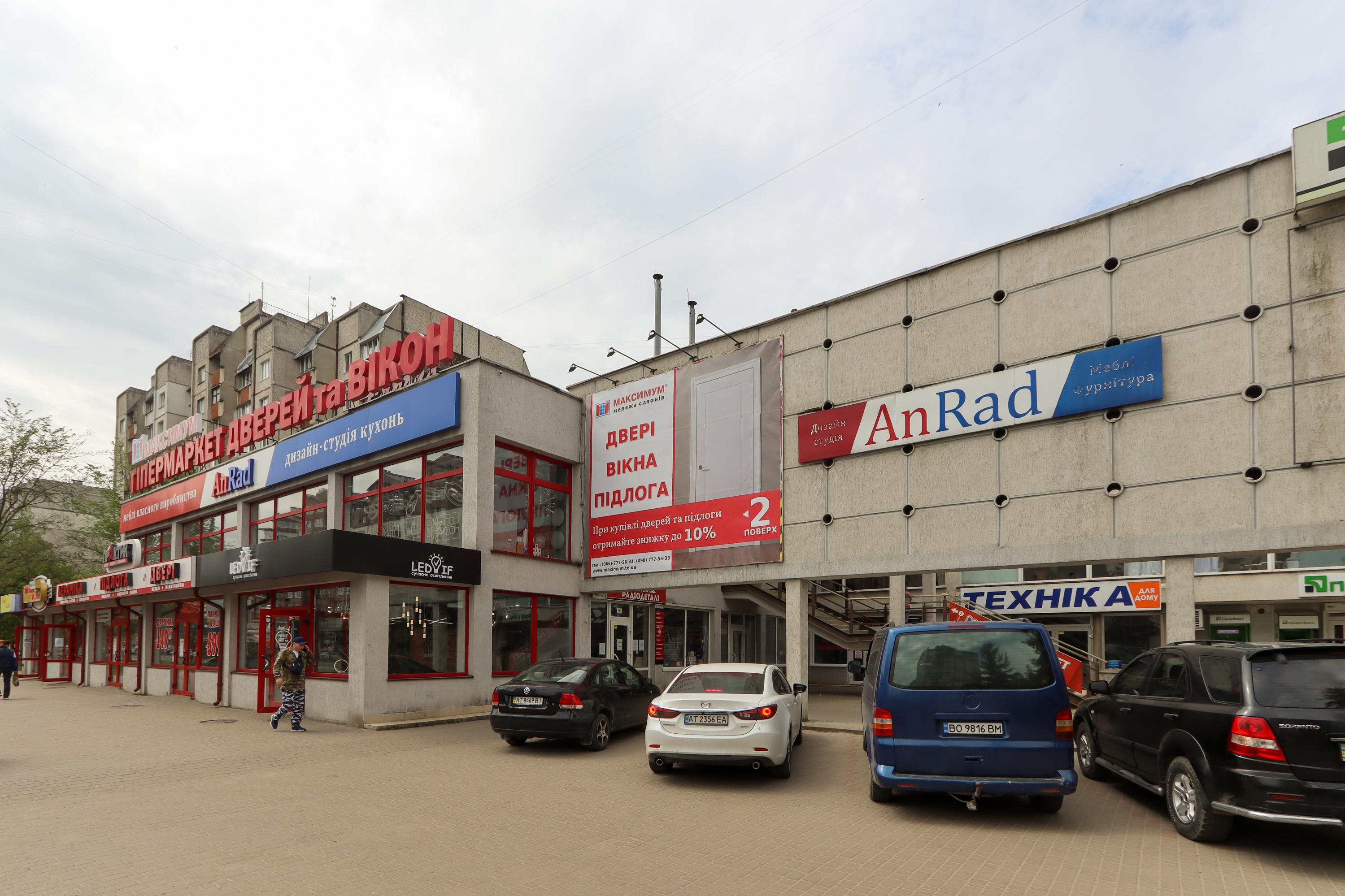 Приміщення під магазин, салон, з ремонтом, 230 кв.м. за вул. Івасюка