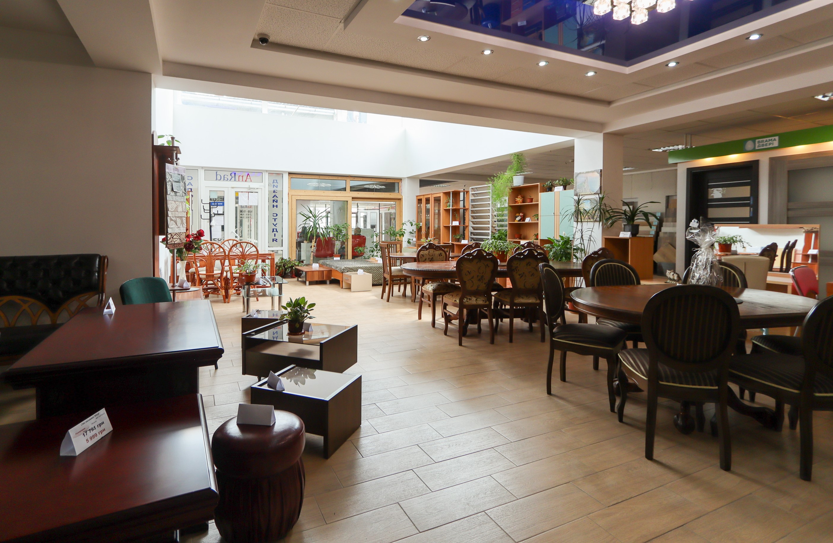 Приміщення під магазин, салон, з ремонтом, 230 кв.м. за вул. Івасюка