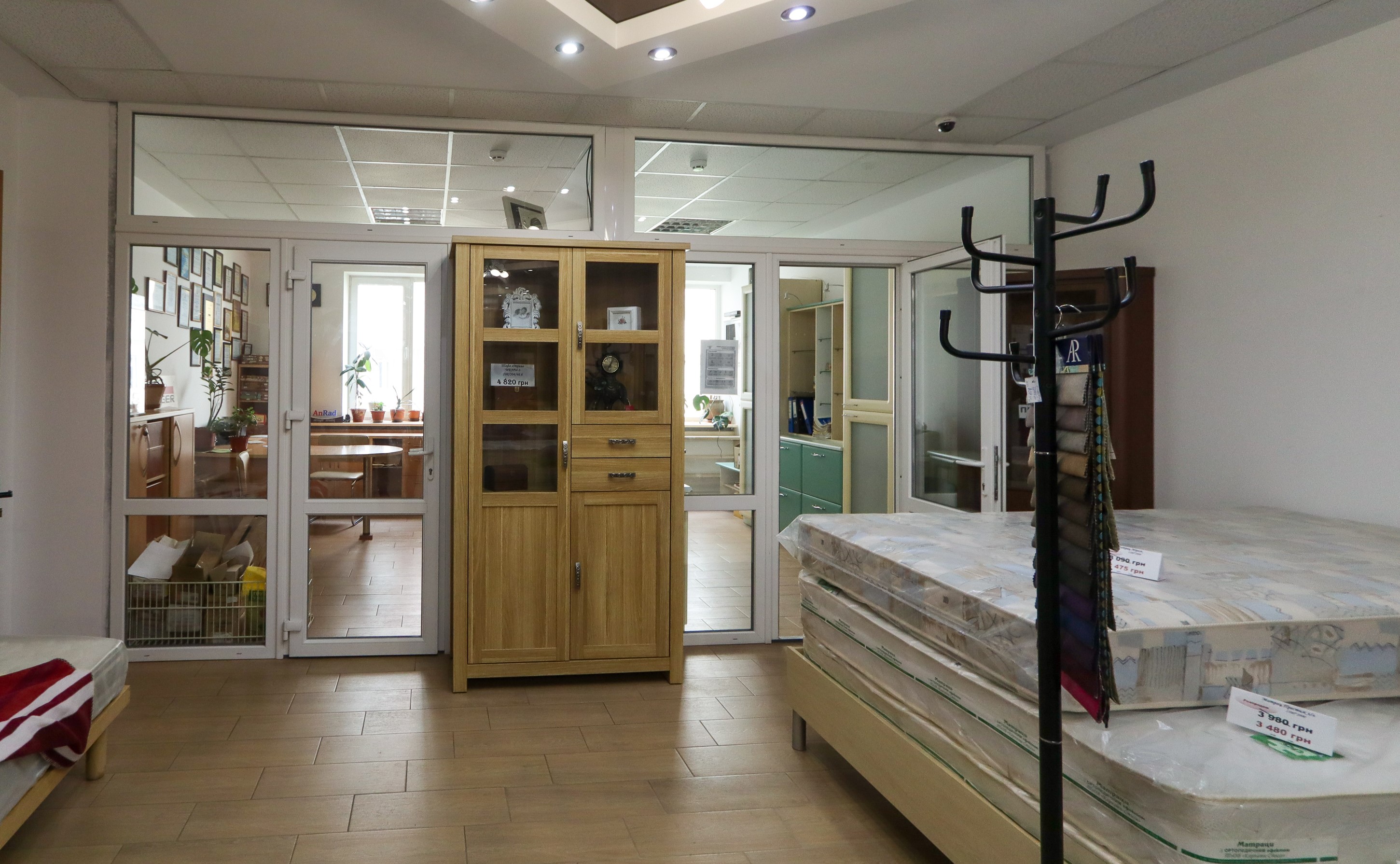 Приміщення під магазин, салон, з ремонтом, 230 кв.м. за вул. Івасюка