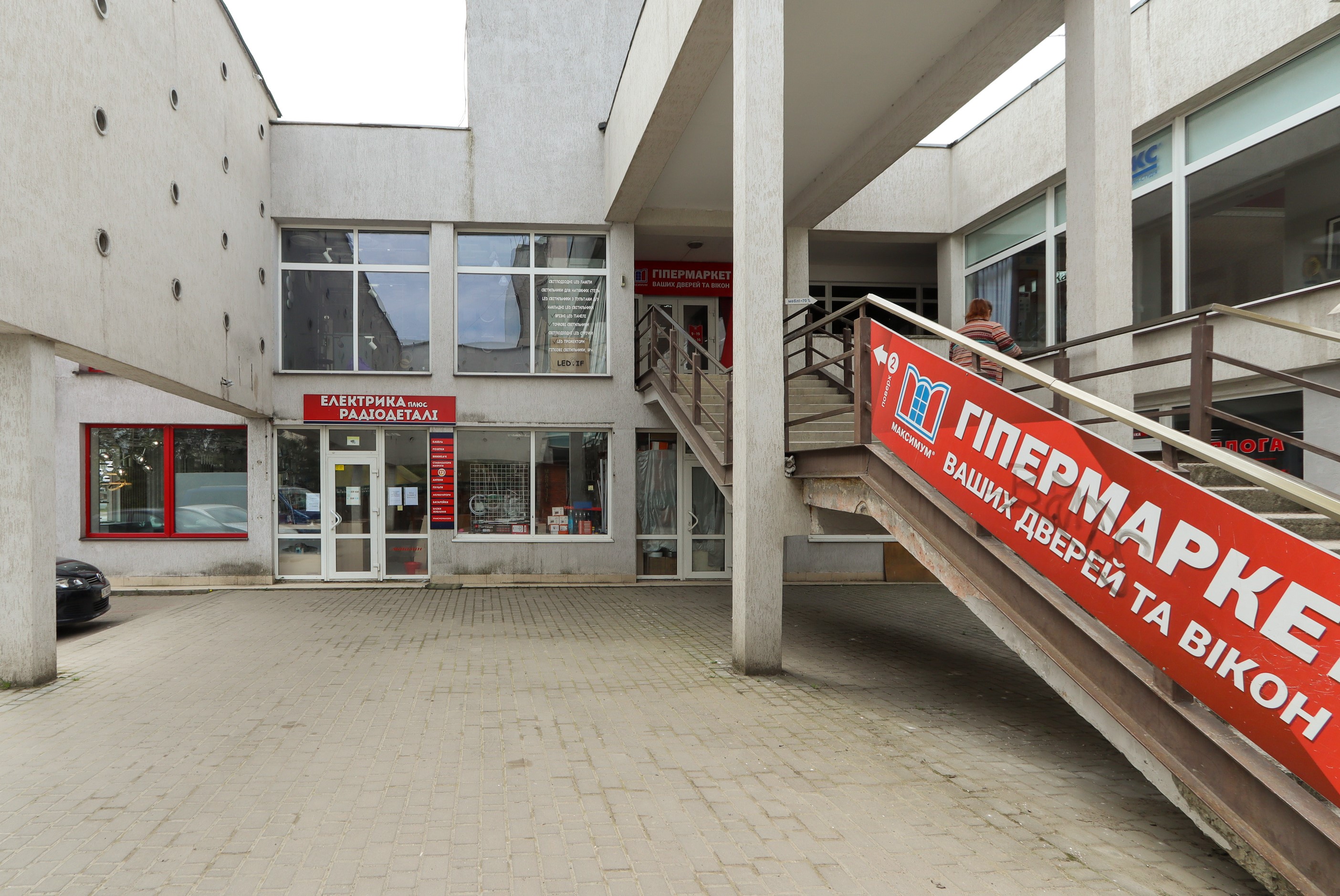 Приміщення під магазин, салон, з ремонтом, 230 кв.м. за вул. Івасюка