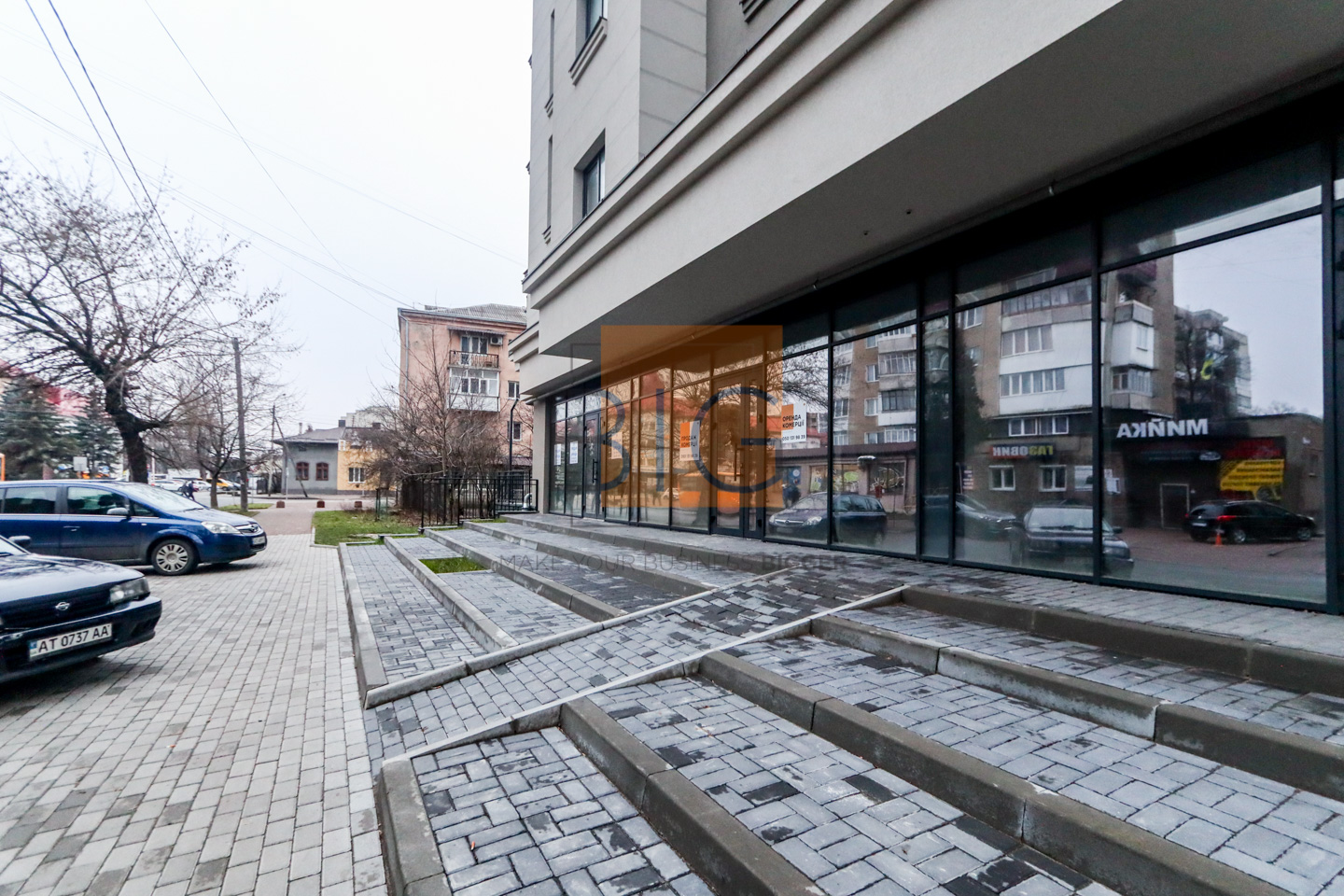 Торгово-офісне приміщення з фасадним входом в центрі за вул. Короля Данила