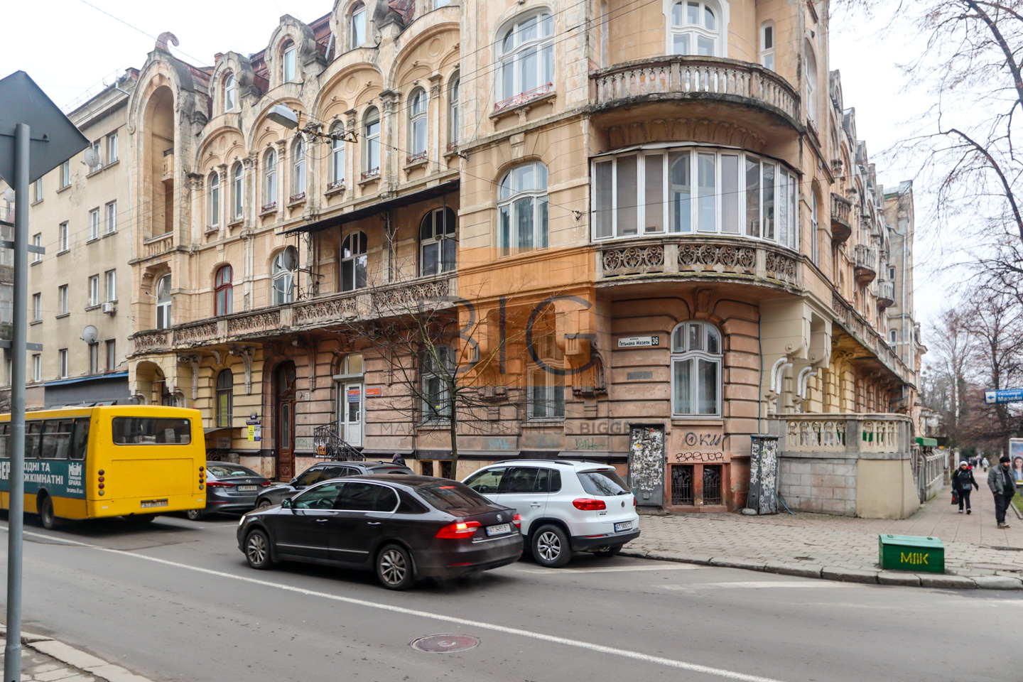 Напівцокольне приміщення з фасадним входом та ремонтом в центрі за вул. Мазепи
