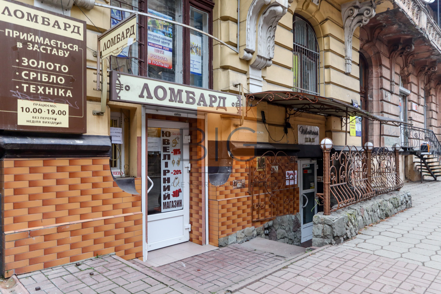 Напівцокольне приміщення під кафе з фасадним входом  в центрі за вул. Мазепи