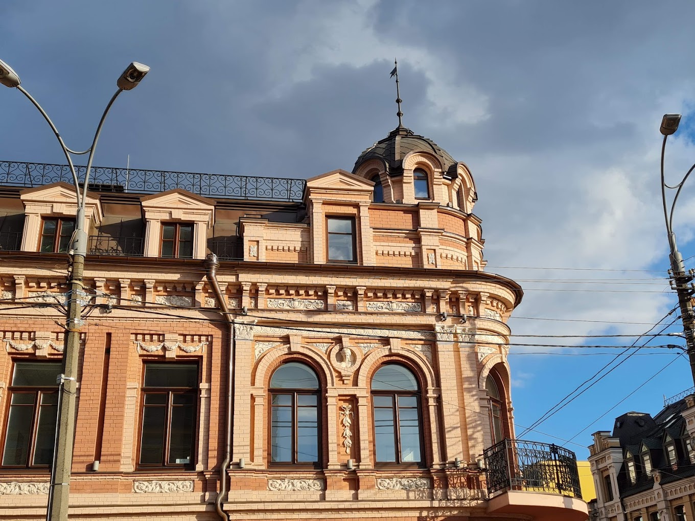 Офісне приміщення в БЦ "Podil Heritage" з дизайнерським ремонтом за вул. Верхній Вал