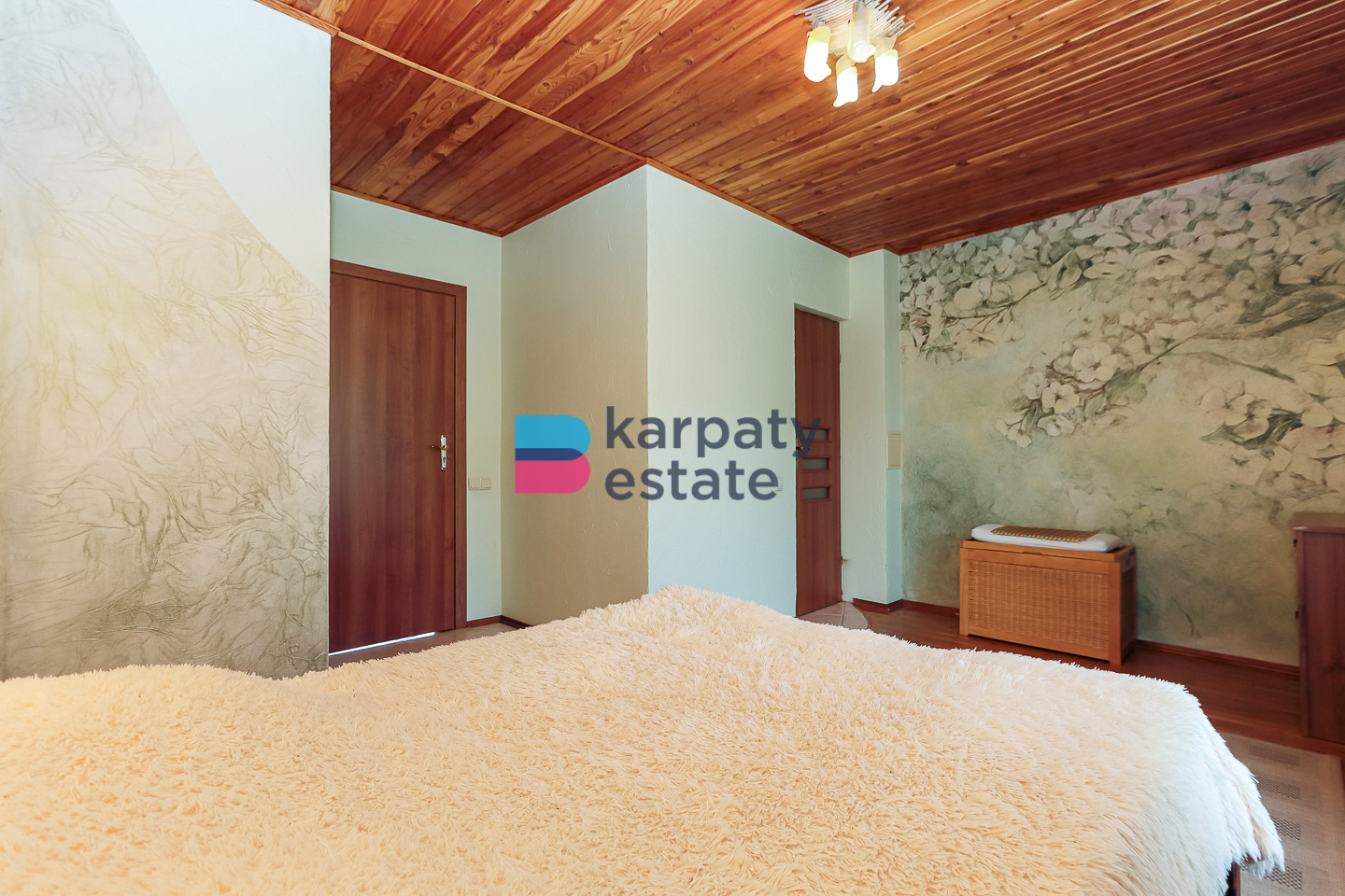 Котедж "Казка" 290 м2 з дизайнерським ремонтом, і/о та власне подвір’я в м. Яремче