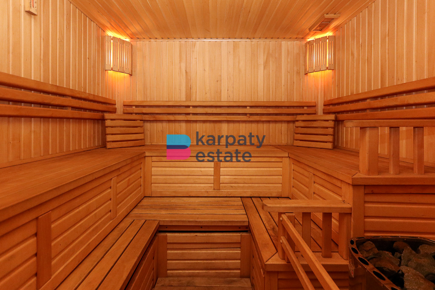 Котедж "Казка" 290 м2 з дизайнерським ремонтом, і/о та власне подвір’я в м. Яремче