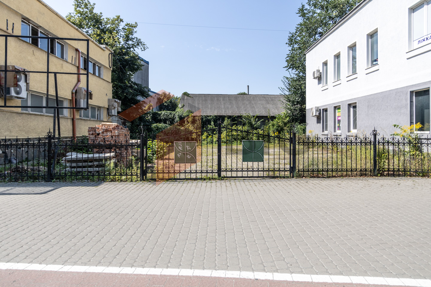 Земельна ділянка 700 м2 з паркінгом та зручним під’їздом за вул. Галицька