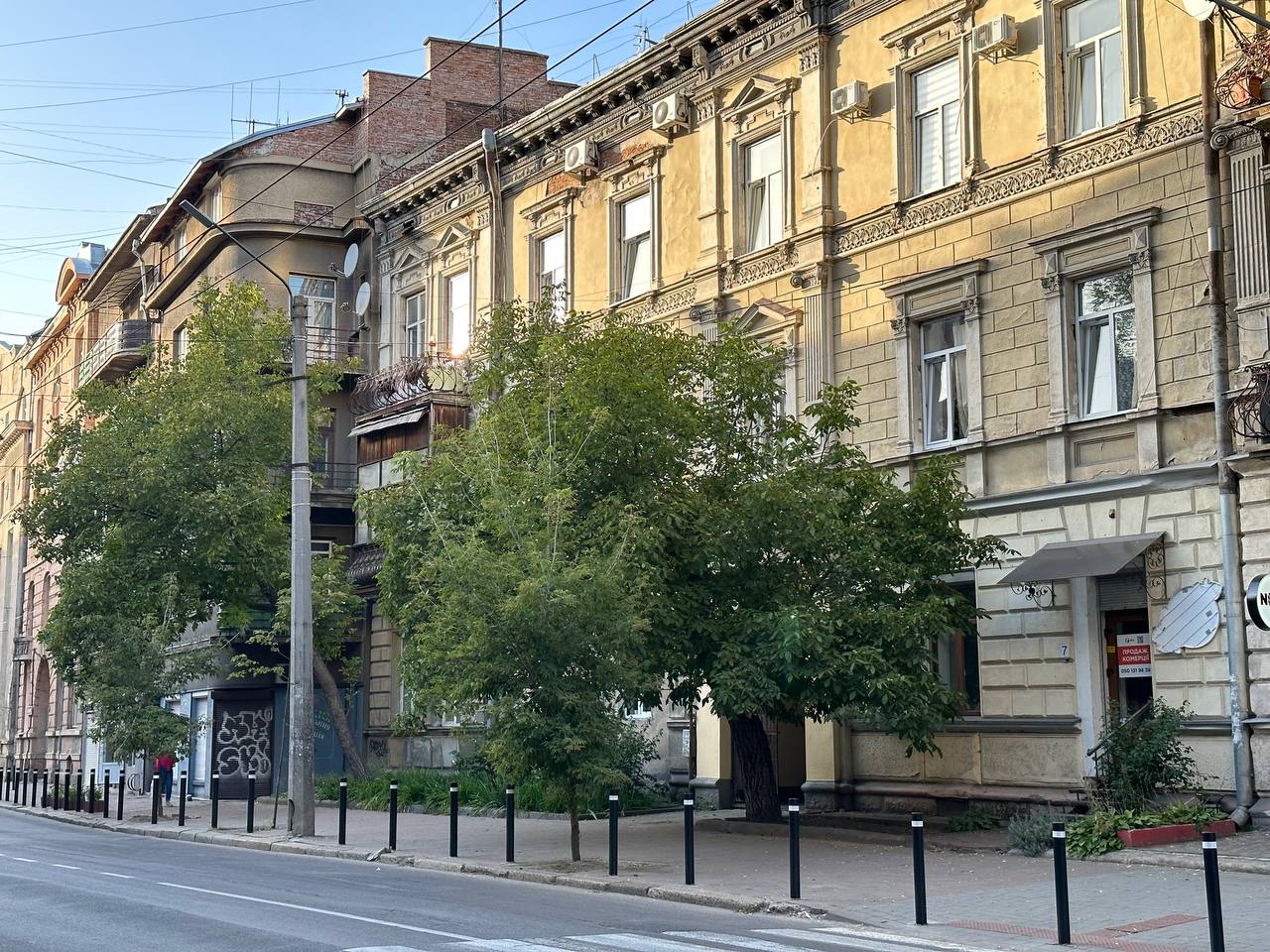 Фасад  комерція центр 1 поверх прохідне приміщення