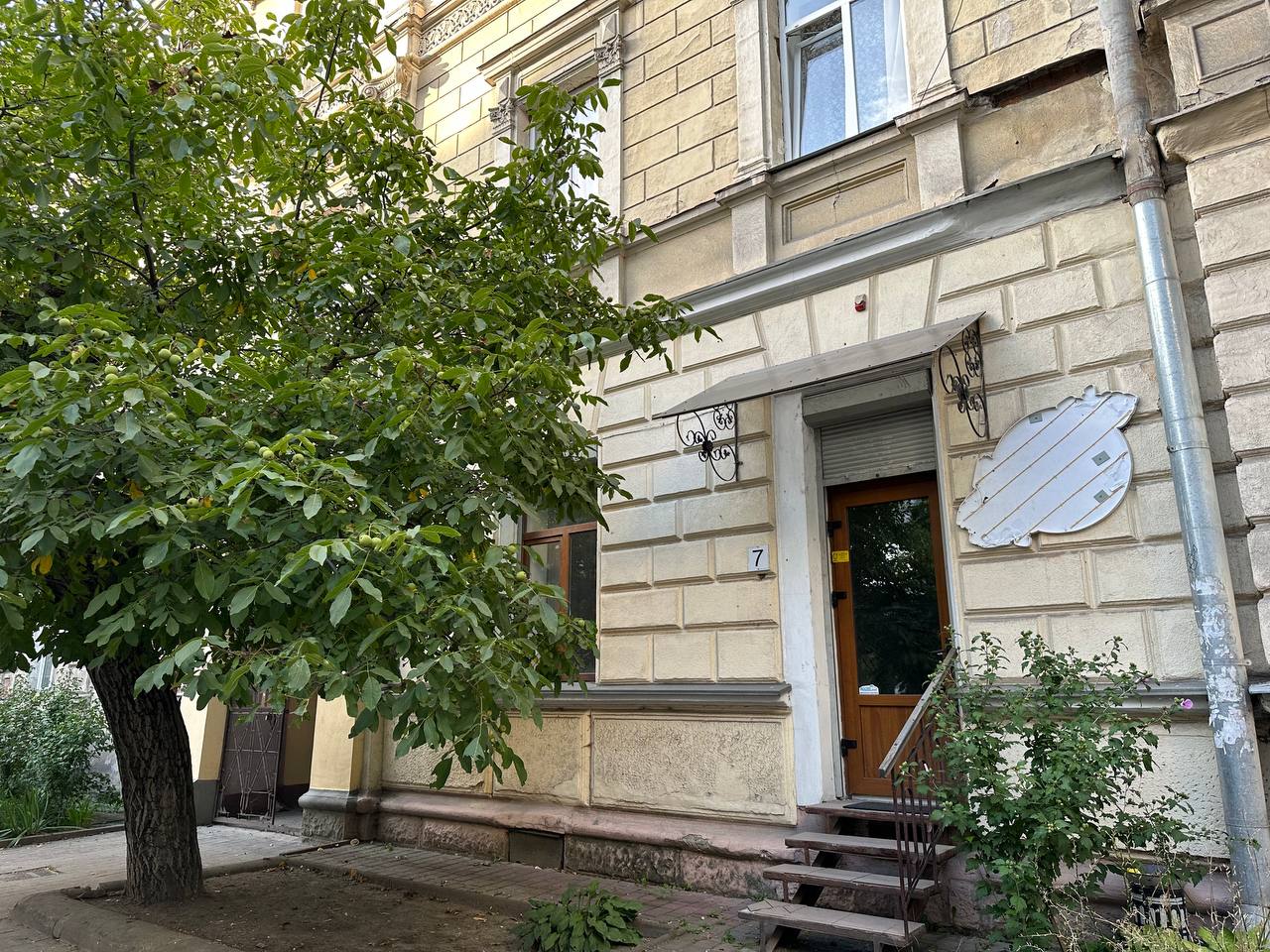 Фасад  комерція центр 1 поверх прохідне приміщення