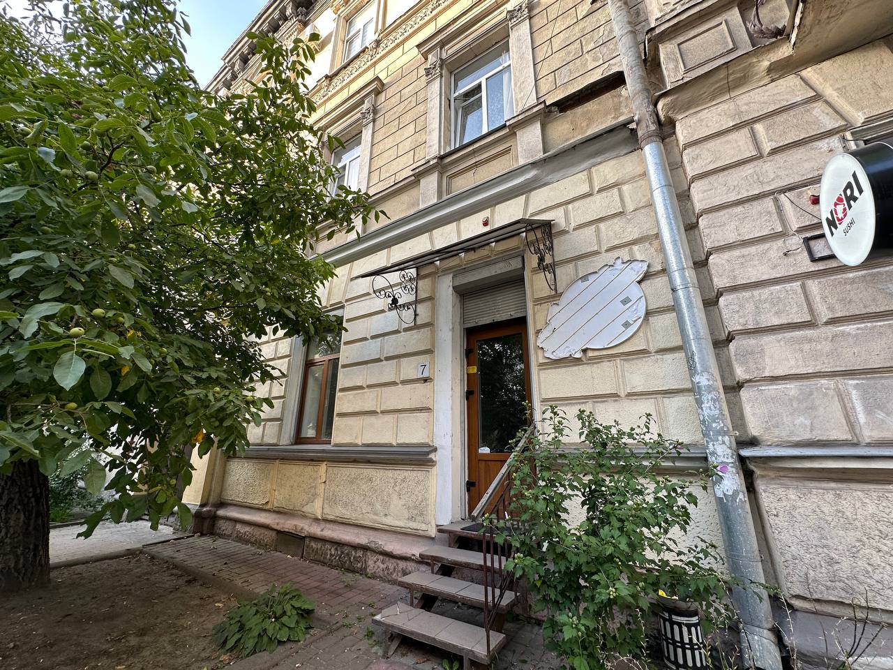 Фасад  комерція центр 1 поверх прохідне приміщення