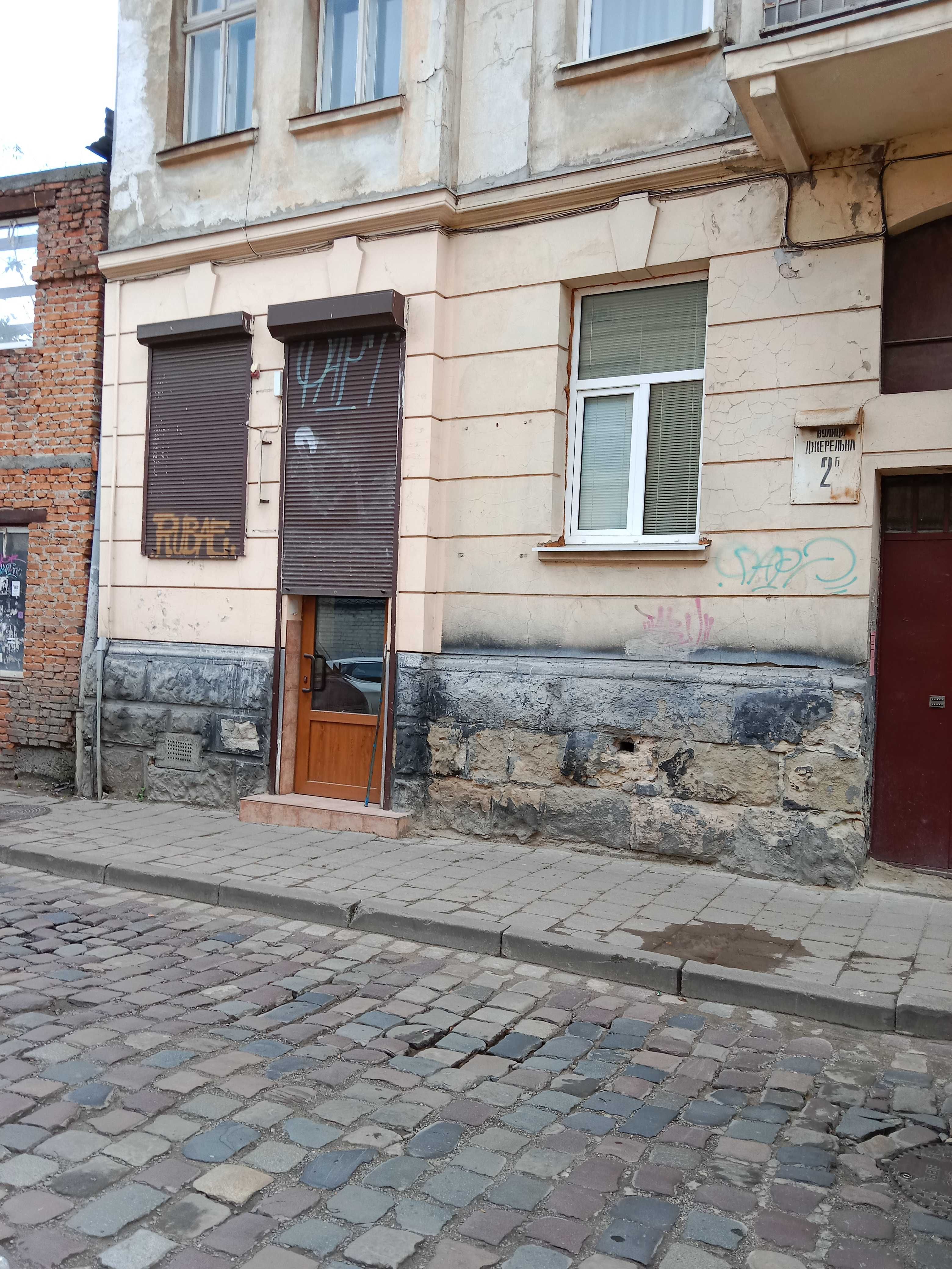 Приміщення 37 м2. за вул. Джерельна, фасадний вхід + підвальне приміщення