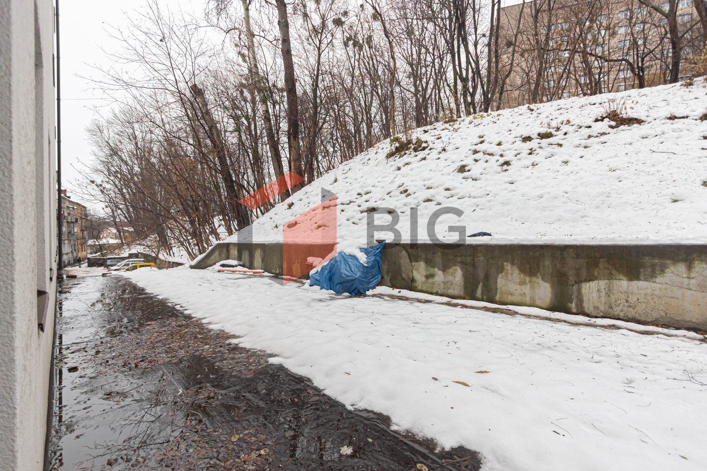 Приміщення 320 м2 з фасадним входом та частковим ремонтом за вул. Сахарова