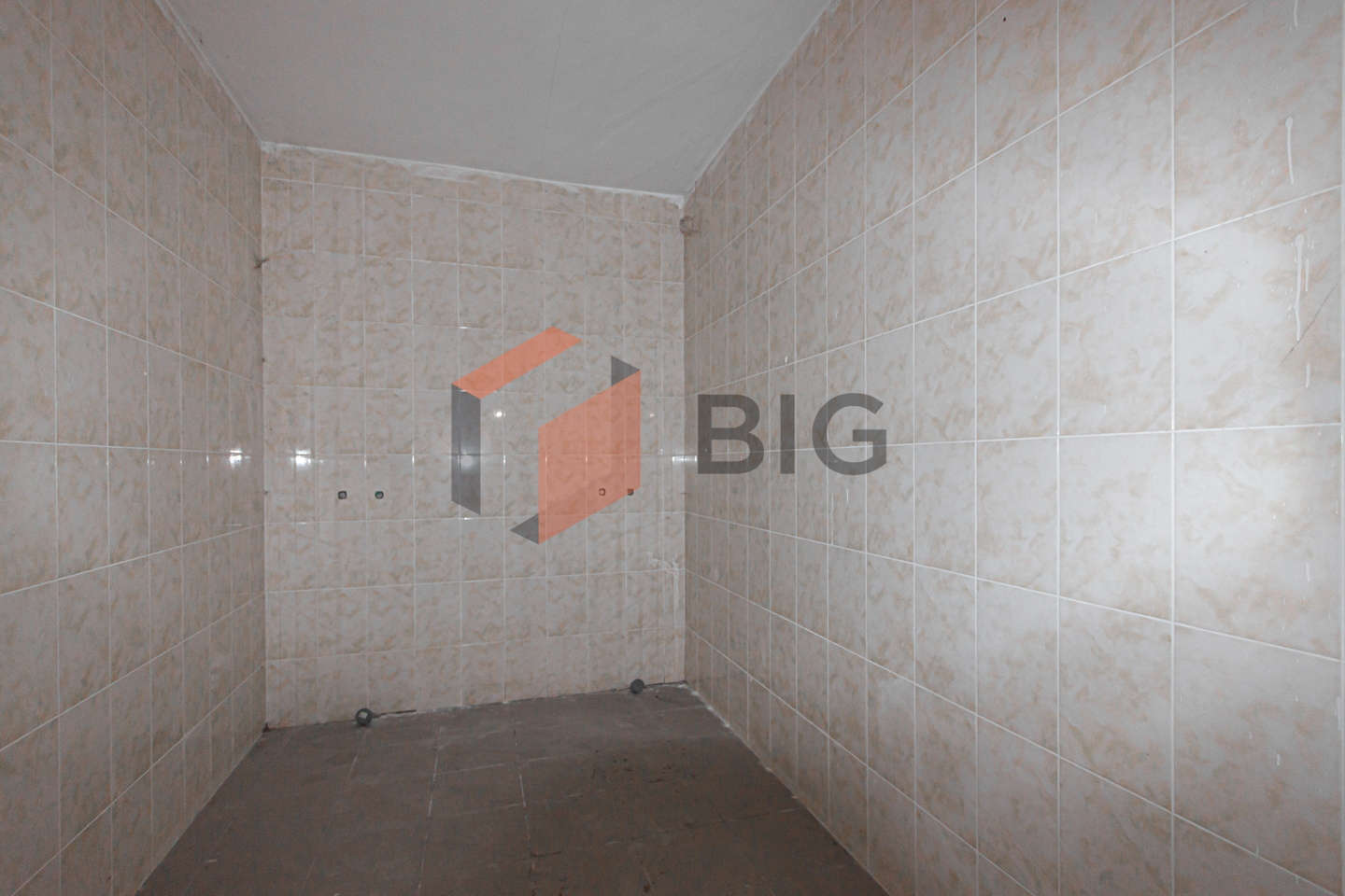 Приміщення 334 м2 з фасадним входом за вул. Тичини в с. Зимна Вода