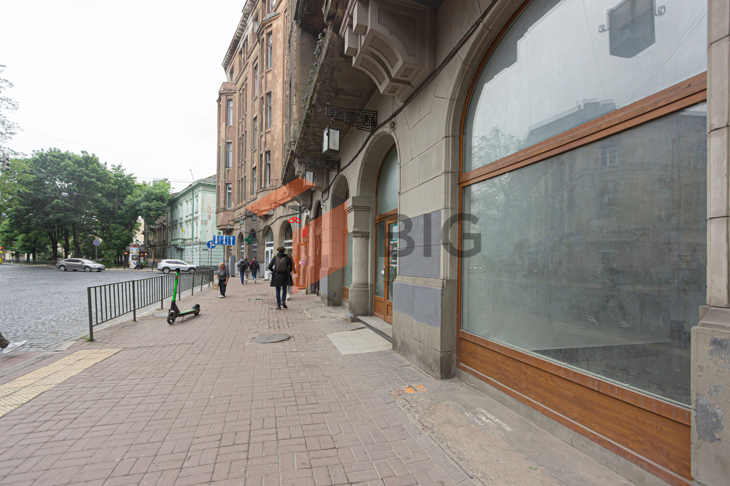 Приміщення 64.5м2 з ремонтом, фасадними вікнами в центрі за вул. Князя Романа