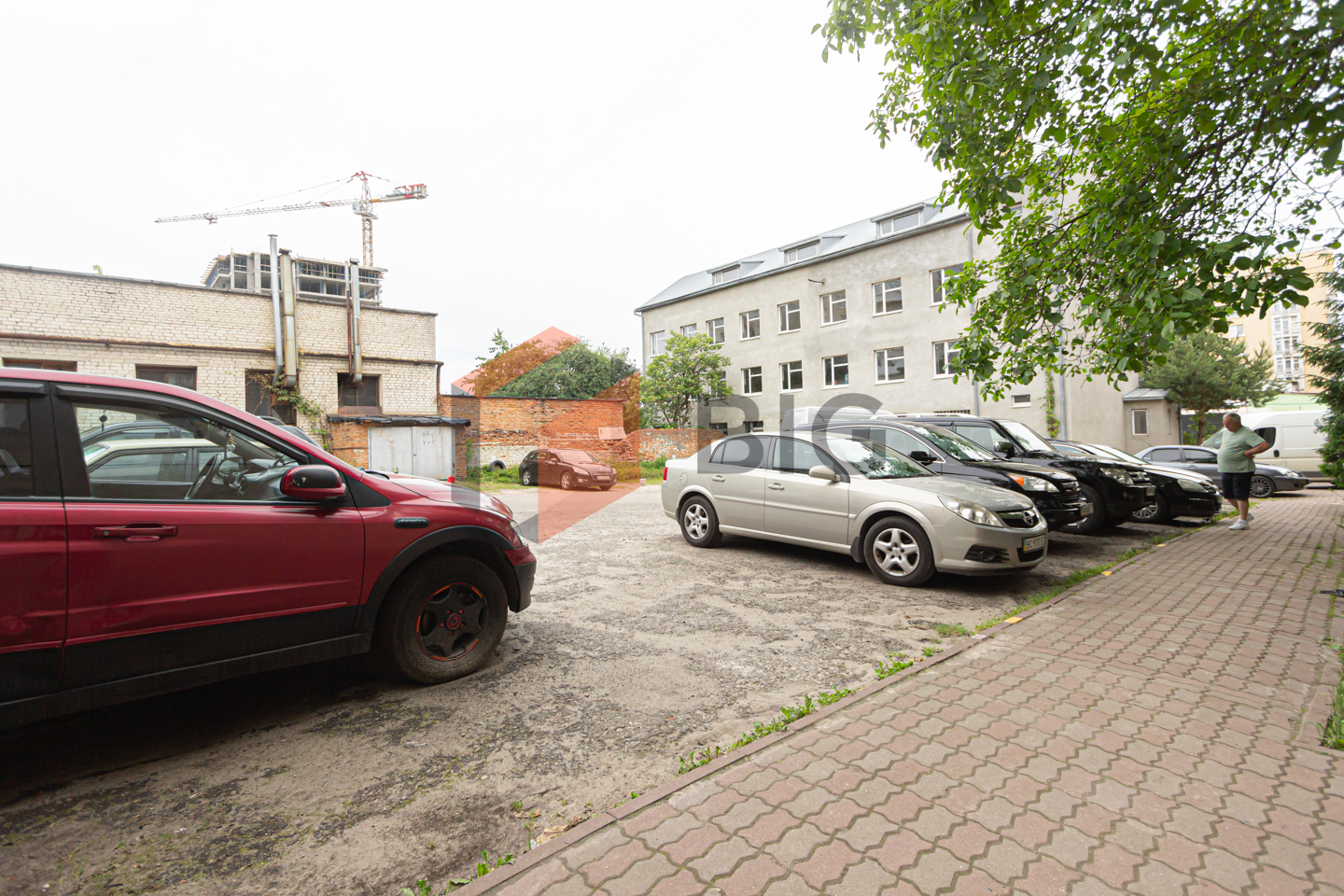 Приміщення вільного призначення 30 м2  з частковим ремонтом за вул. Плугова