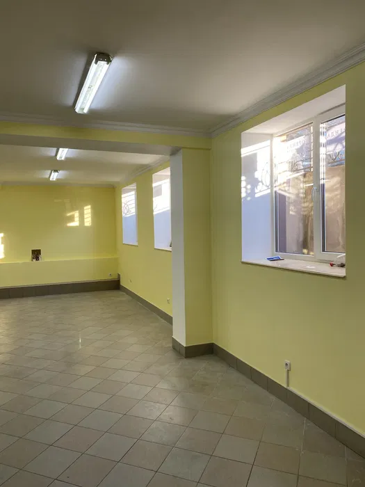 Приміщення 70 м2 з фасадним входом та ремонтом в центрі за вул. Руська