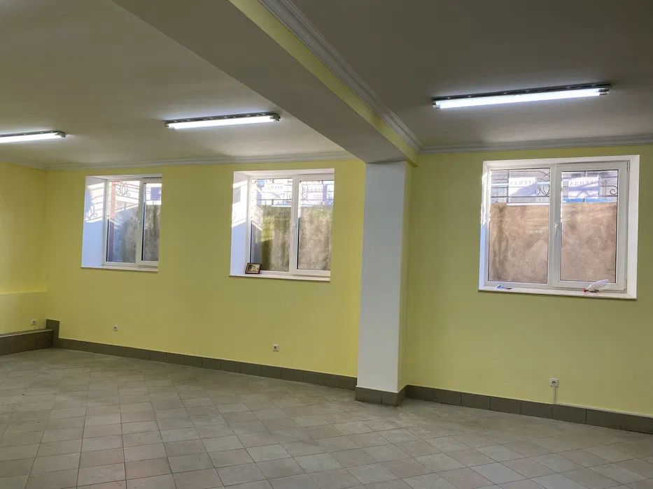 Приміщення 70 м2 з фасадним входом та ремонтом в центрі за вул. Руська