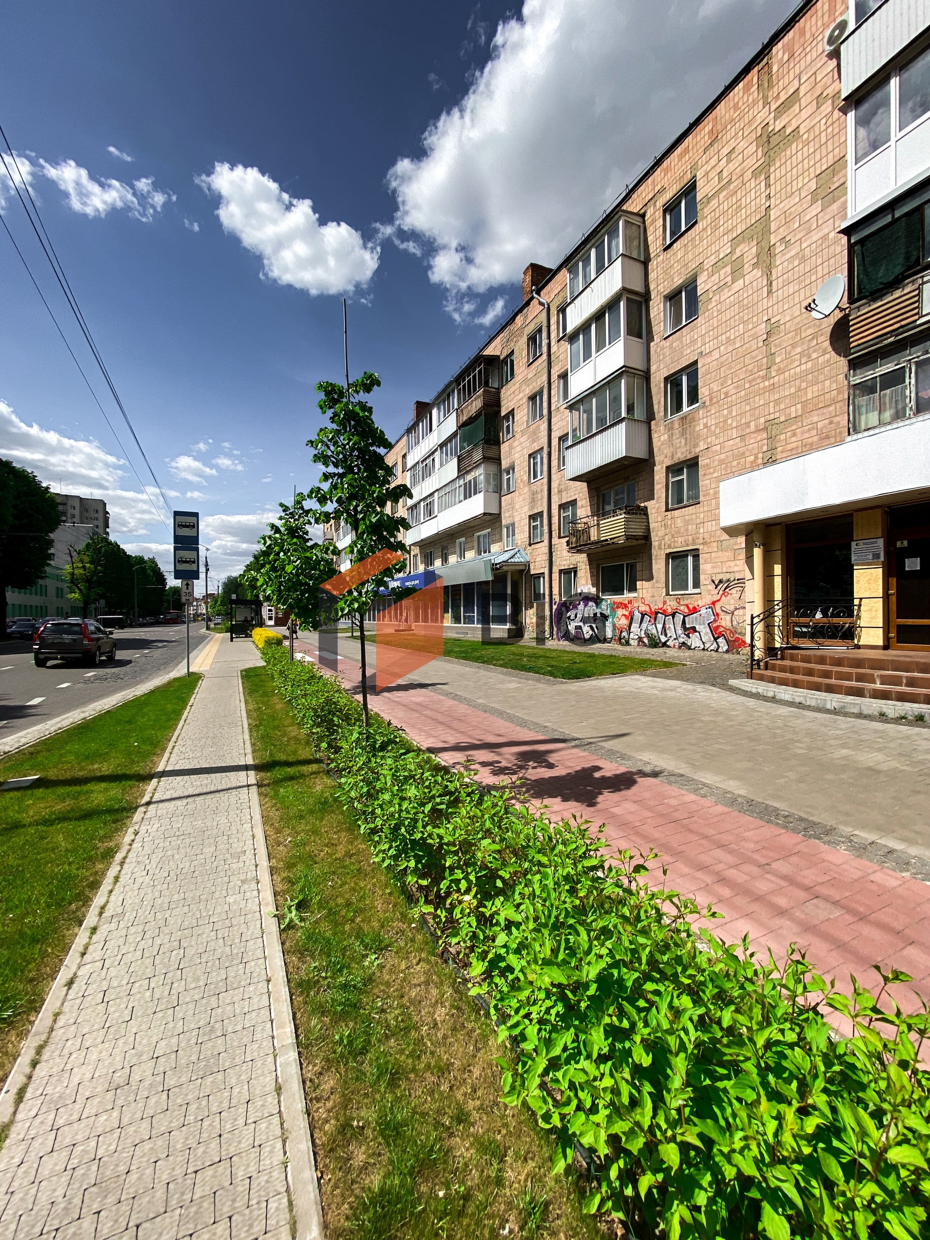 Здається фасадне приміщення в центрі міста