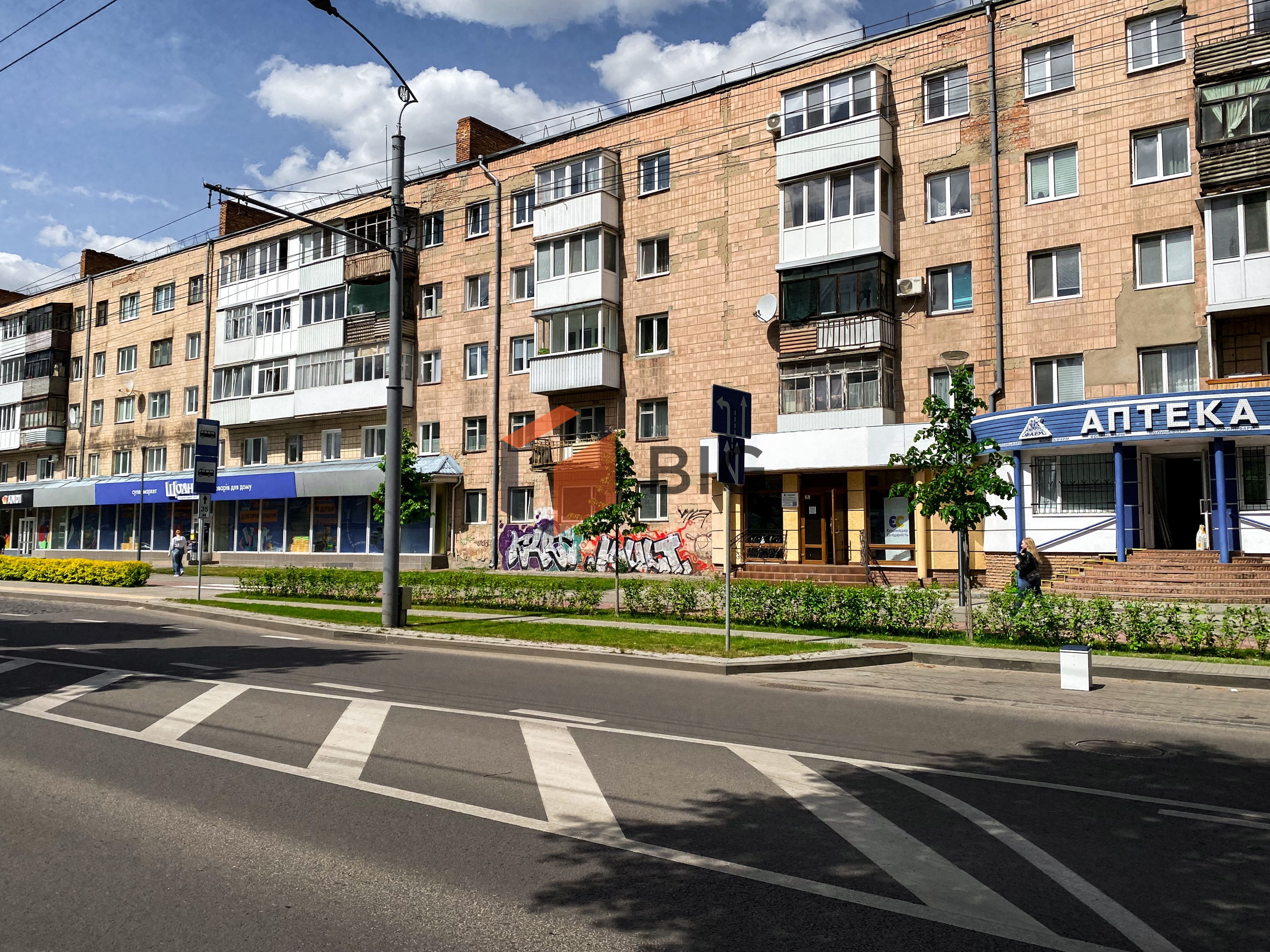 Здається фасадне приміщення в центрі міста