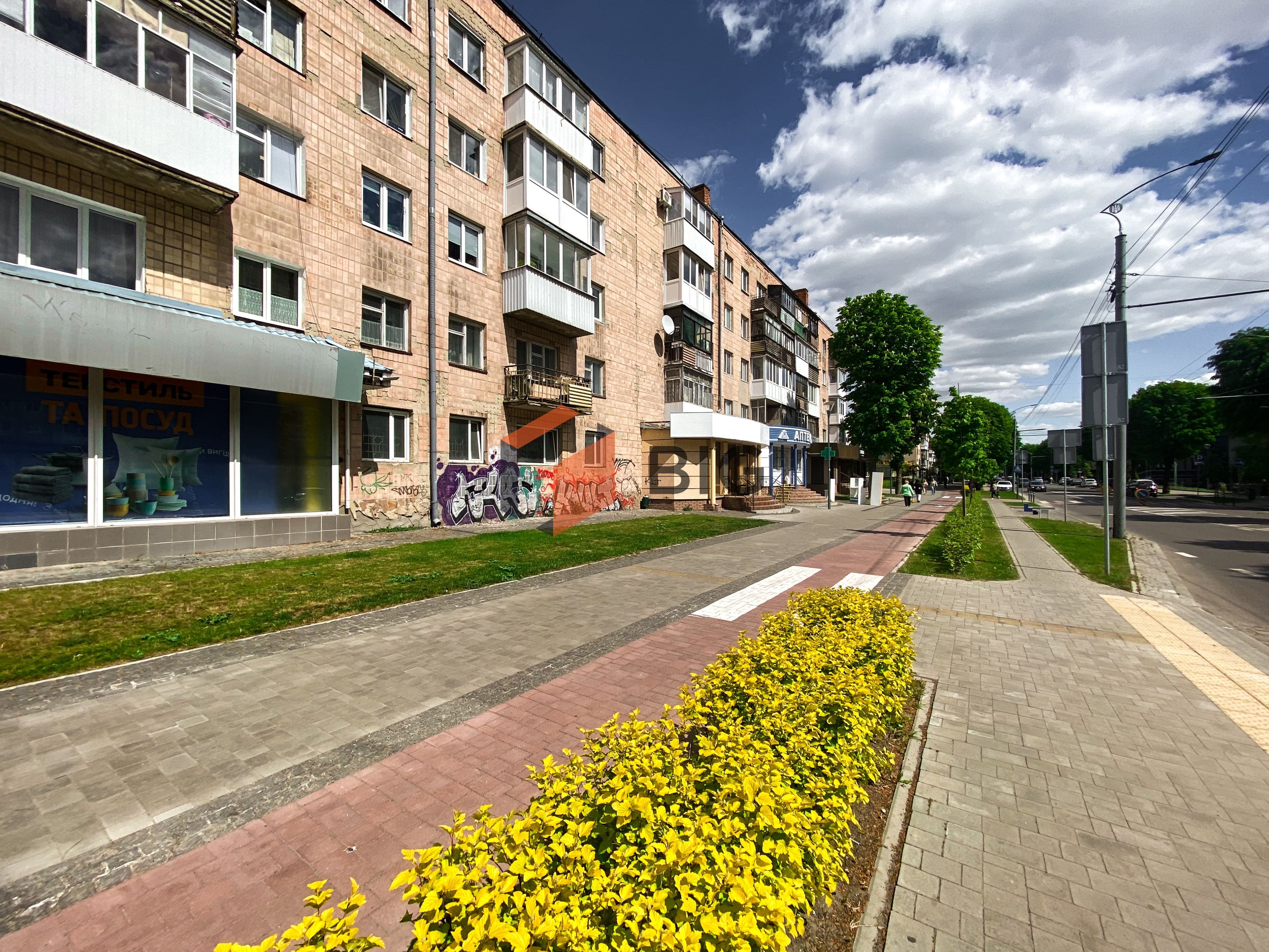 Здається фасадне приміщення в центрі міста