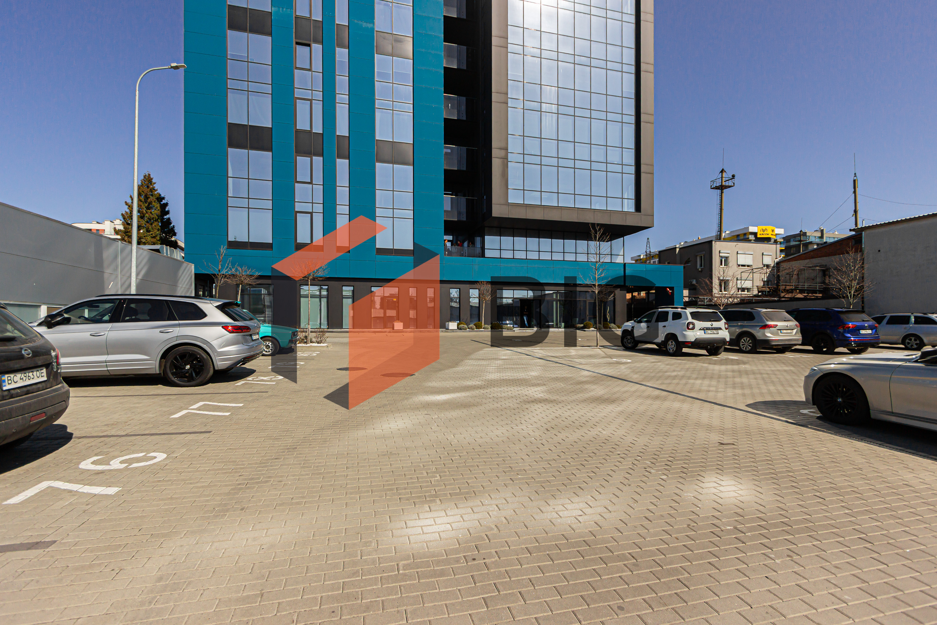 Оренда офісного приміщення у бізнес центрі   IQ Park по вул. Пасічна, також є заїзд з вул. Пимоненка.