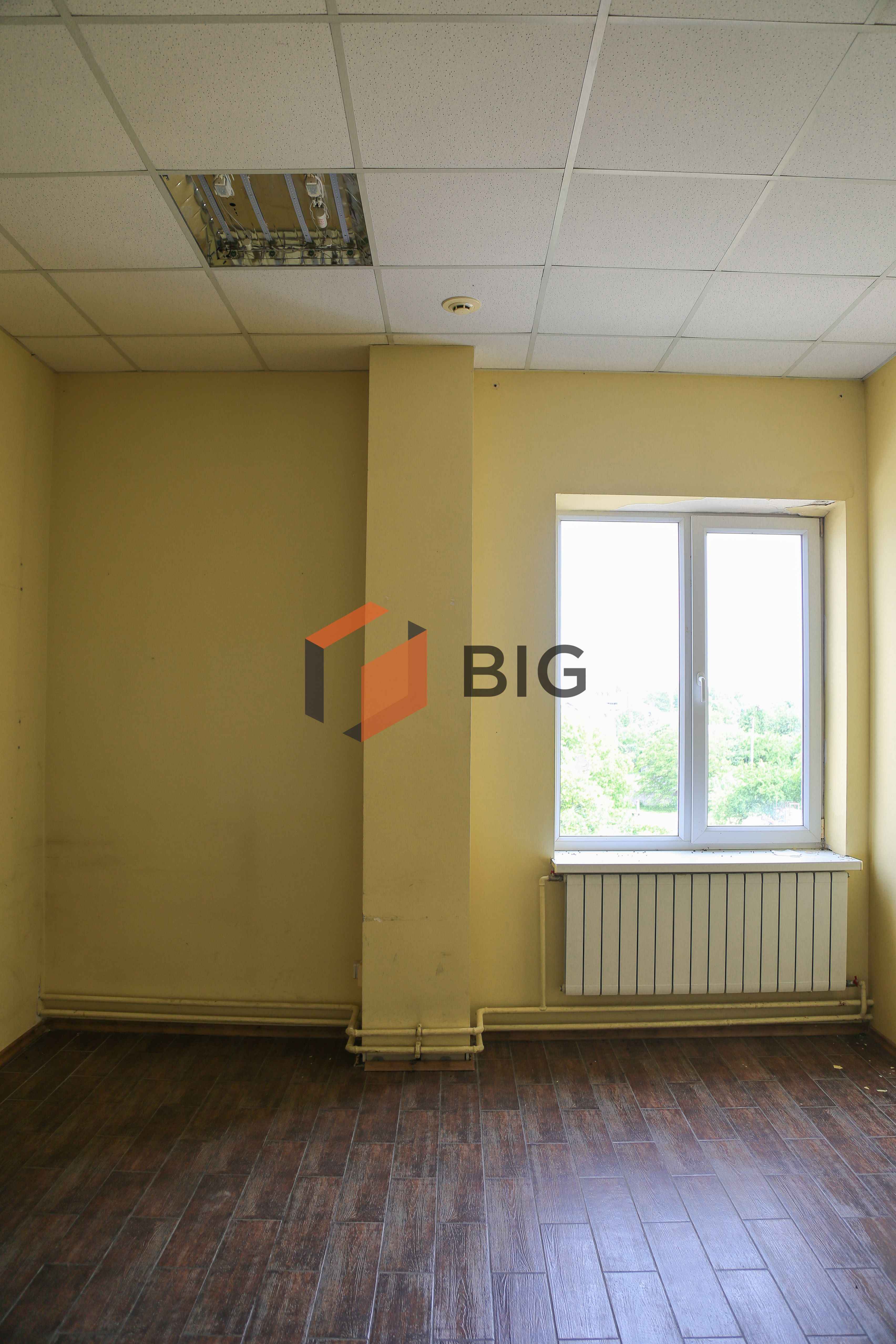 Продається комерційне приміщення в торговому центрі "Глобус"