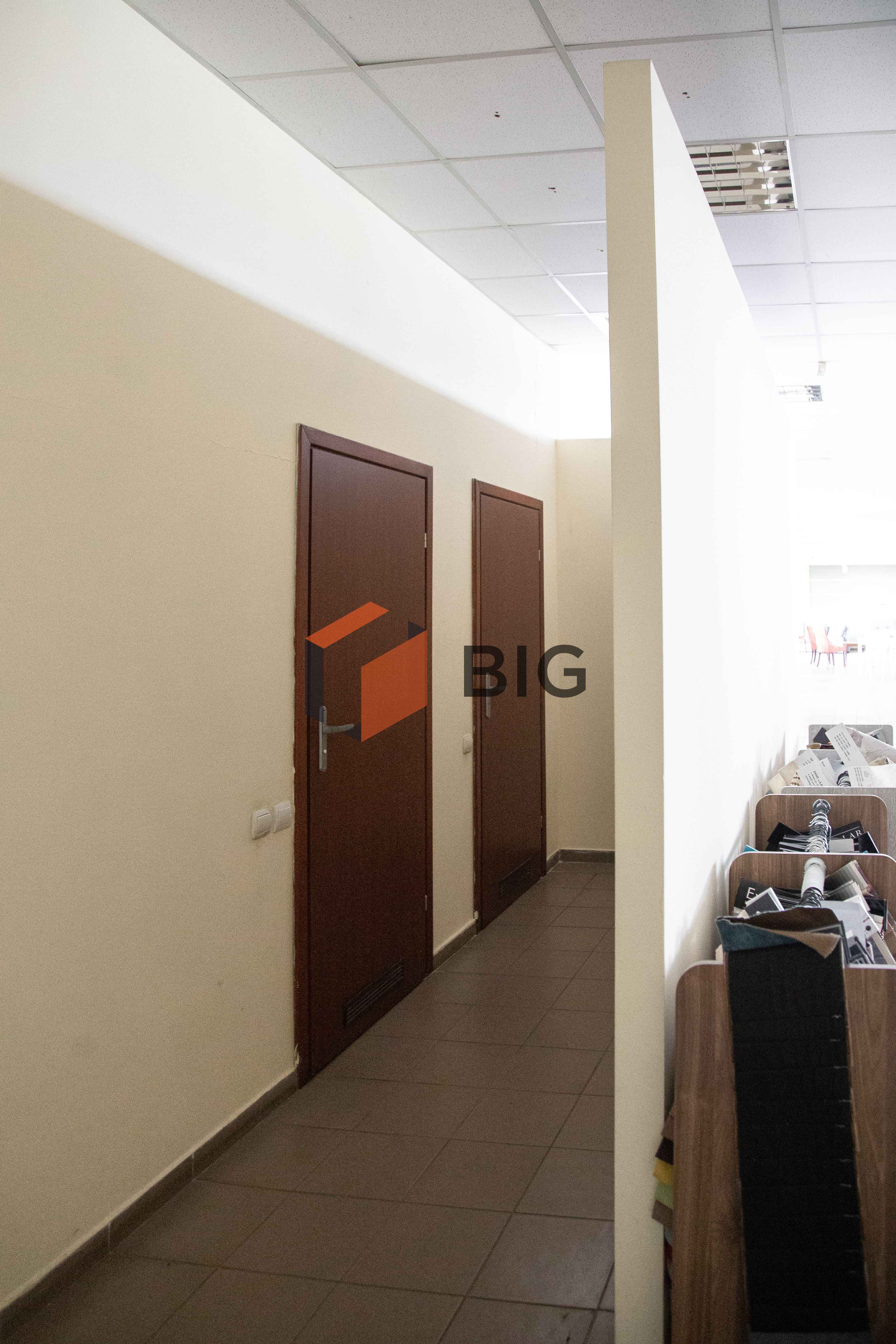 Продається комерційне приміщення в торговому центрі "Глобус"