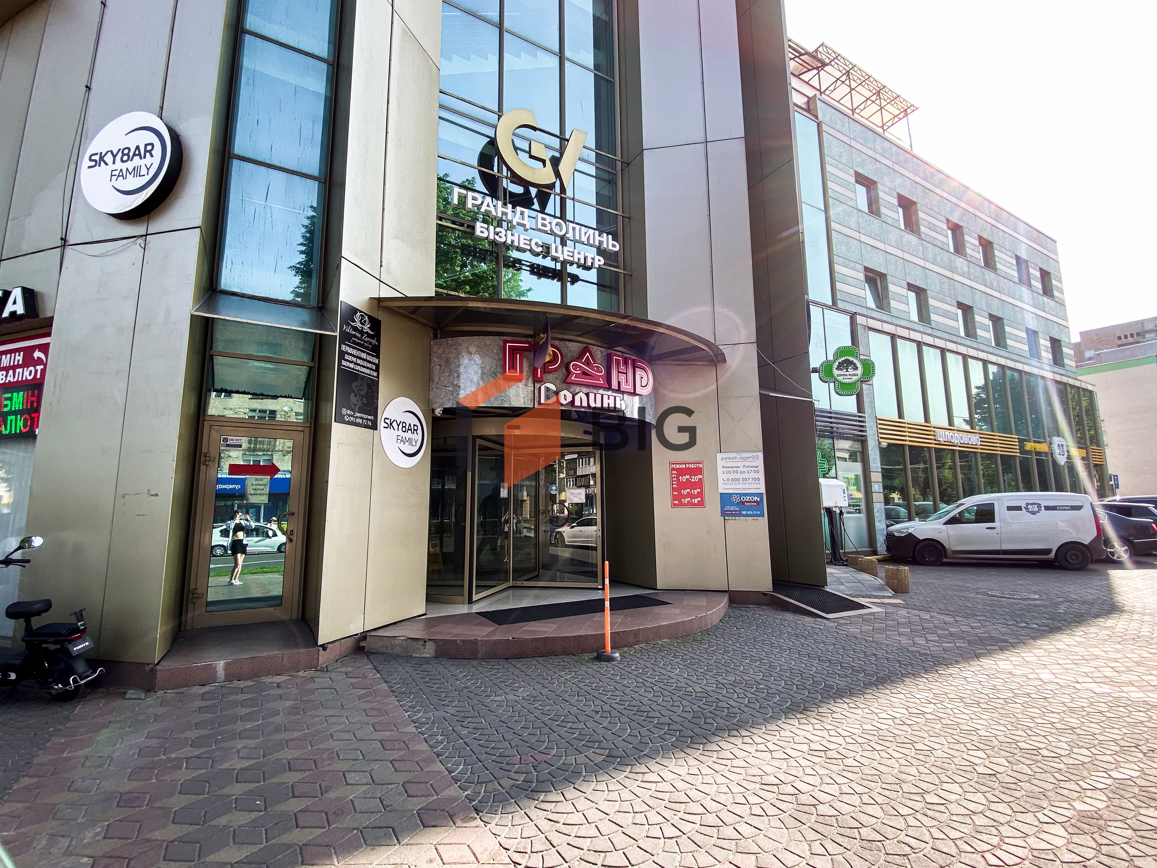 Здається в оренду офісне приміщення площею 50 м² на 4 поверсі 8-поверхової будівлі.