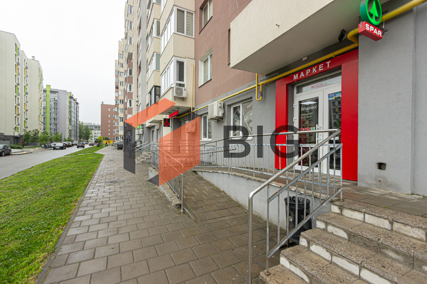 Здається в оренду фасадне комерційне приміщення площею 89 м² у спальному районі.