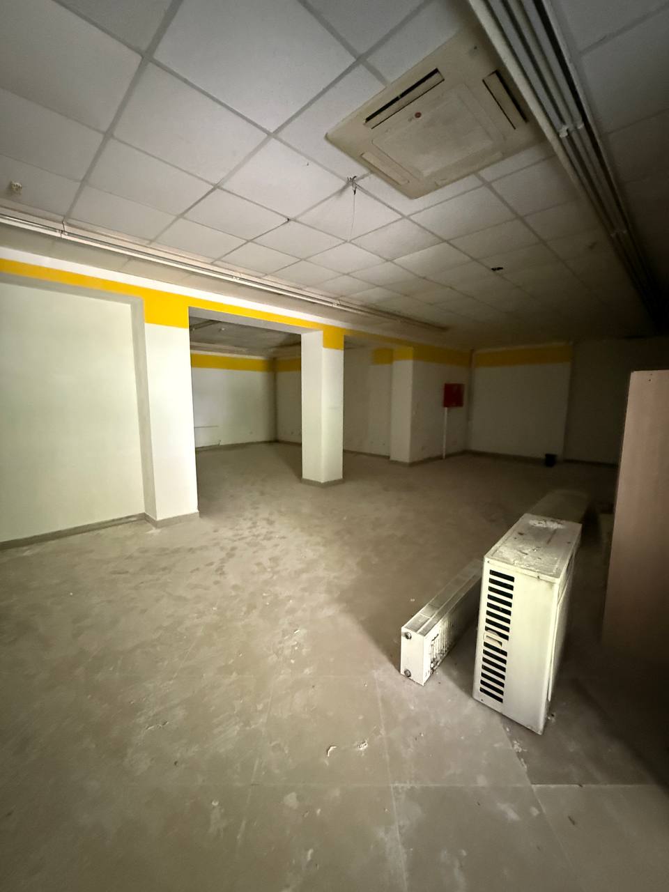 Приміщення з великими панорамними вікнами поруч із Університетом НАФТИ і Газу.