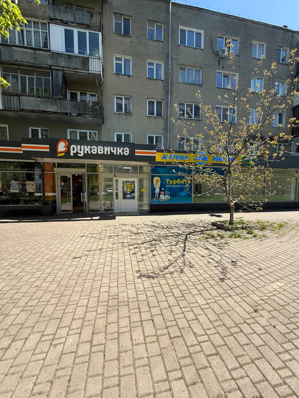 Приміщення з великими панорамними вікнами поруч із Університетом НАФТИ і Газу.
