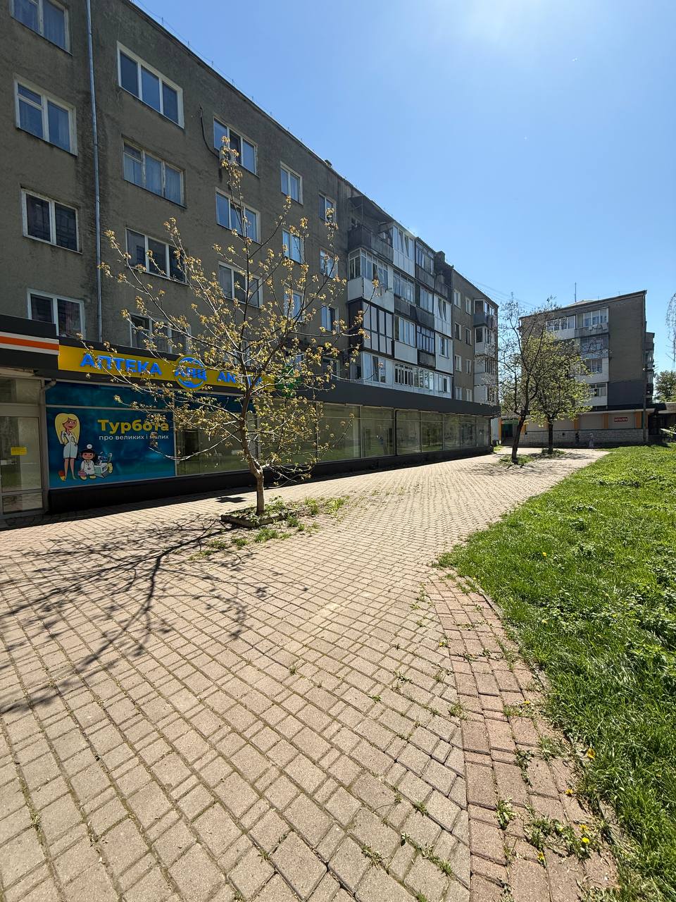 Приміщення з великими панорамними вікнами поруч із Університетом НАФТИ і Газу.