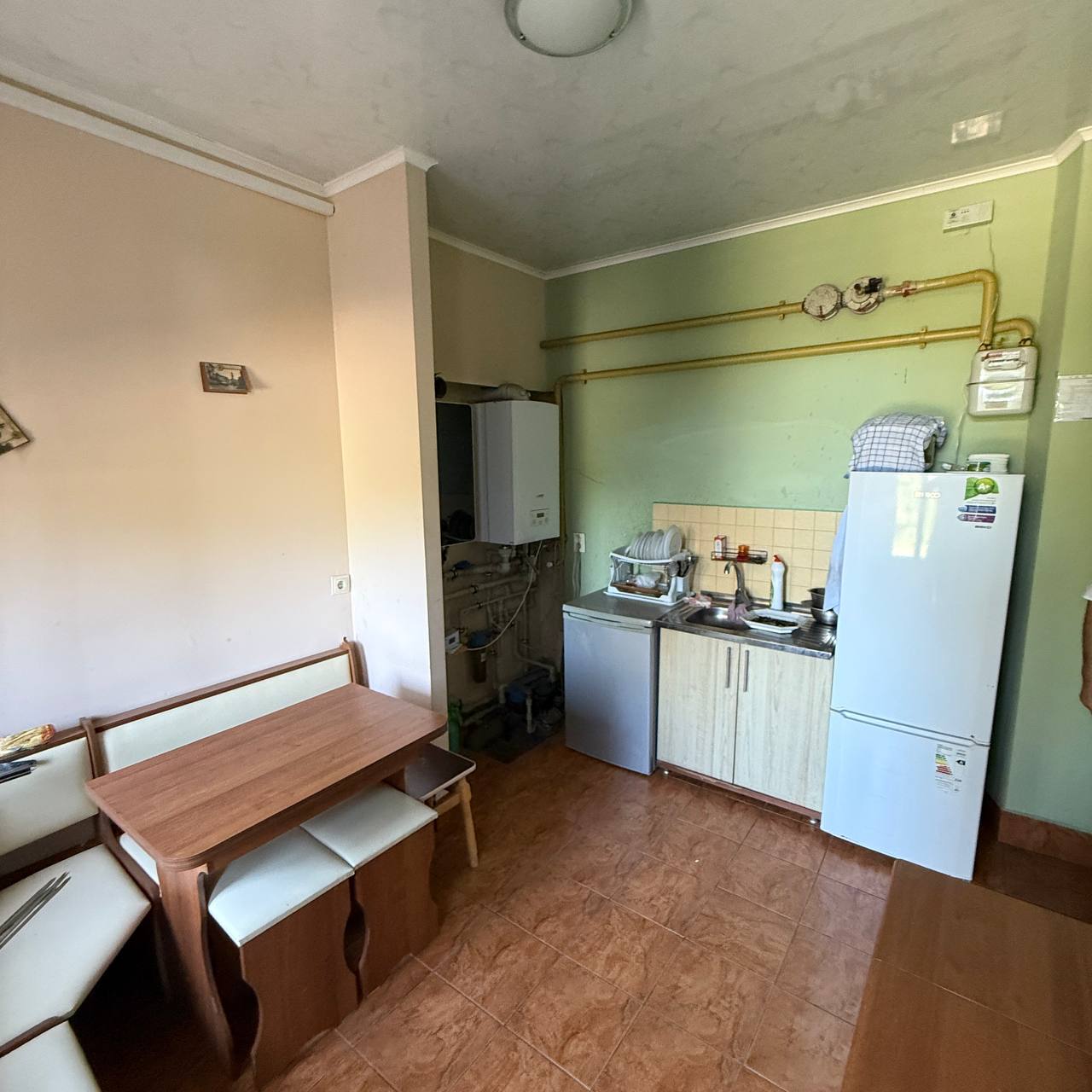 Здається перший поверх двоповерхового приміщення із власною земельною ділянкою.