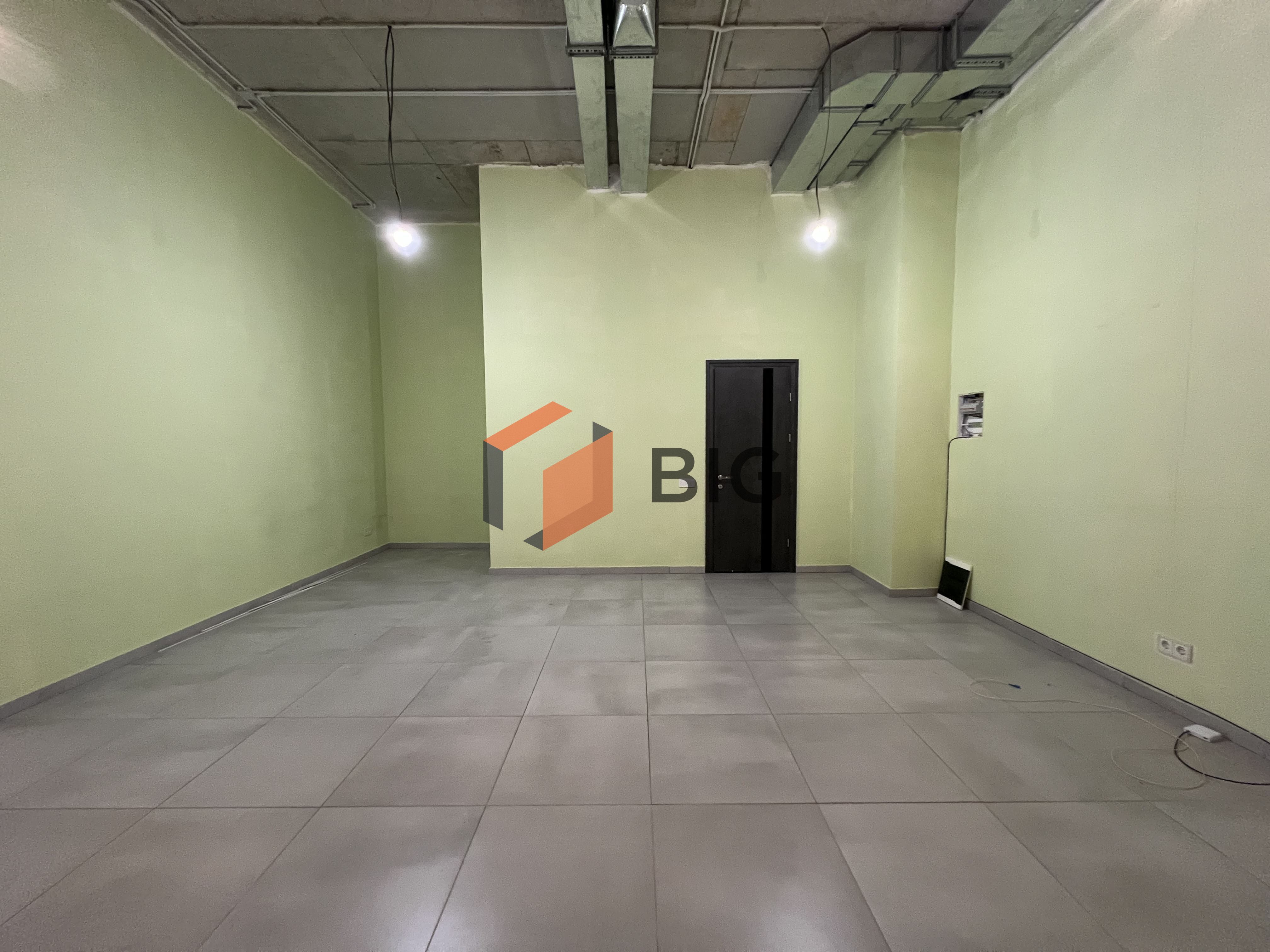 Здається в оренду просторе комерційне приміщення з вигідною локацією