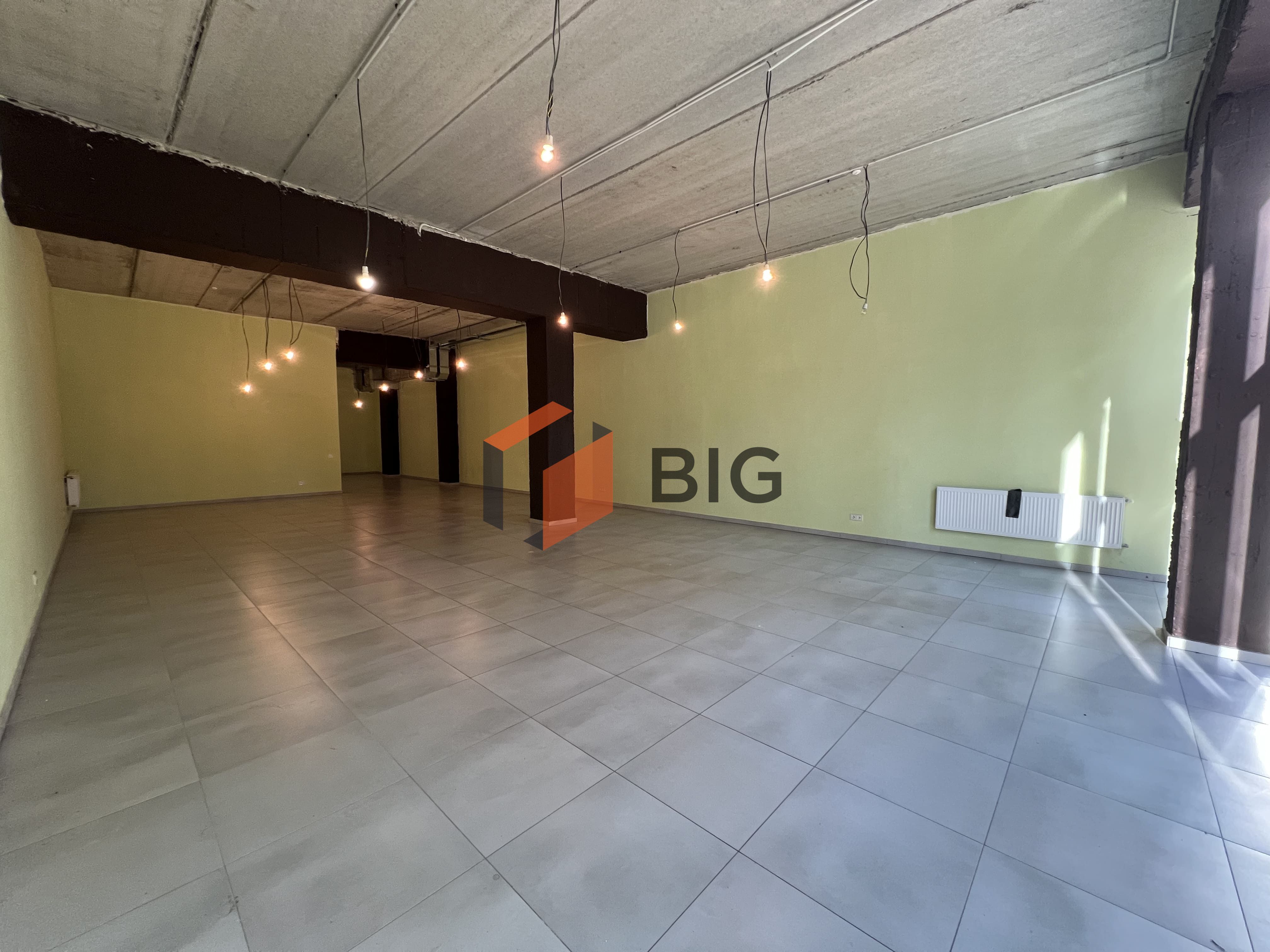 Здається в оренду просторе комерційне приміщення з вигідною локацією