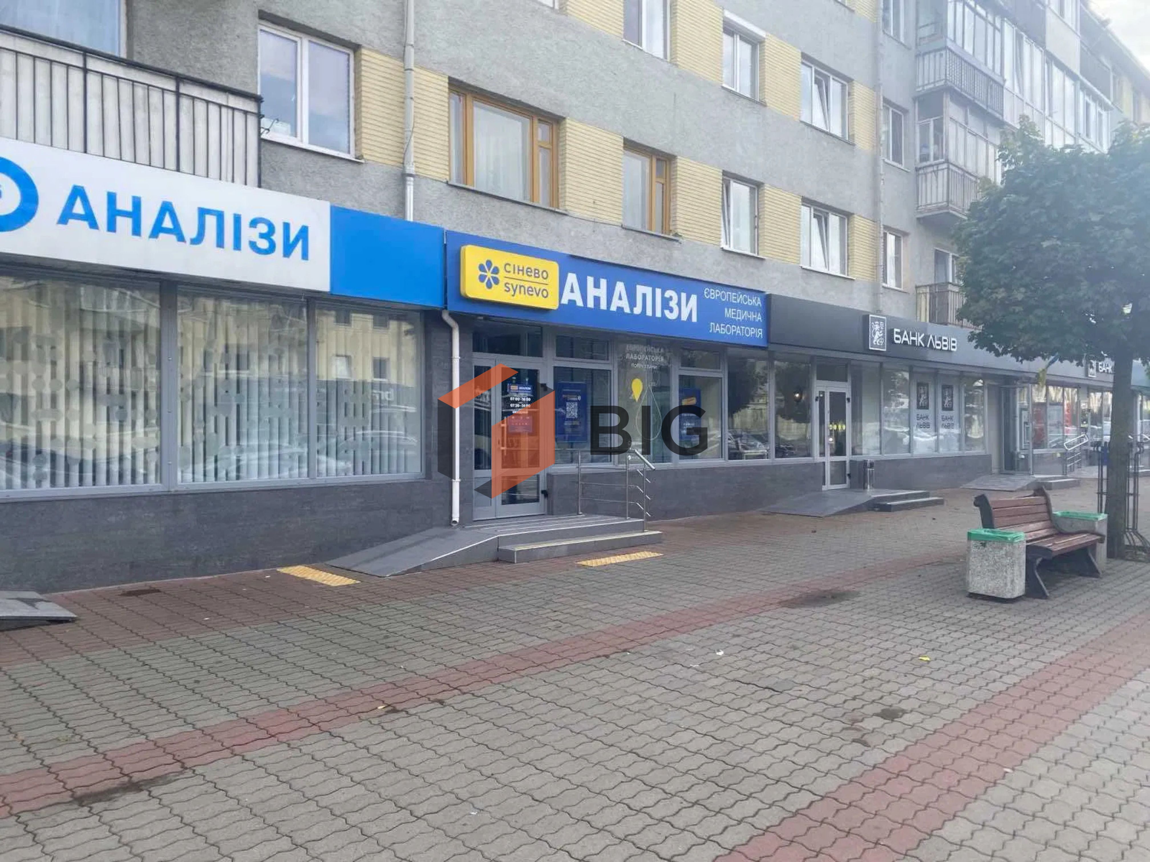 Комерційне приміщення з фасадним входом на пр. Волі