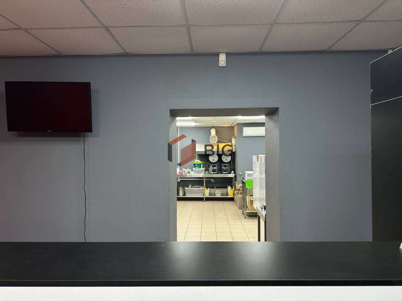 Напівцокольне торгове приміщення з фасадним входом за вул. Кисілевської