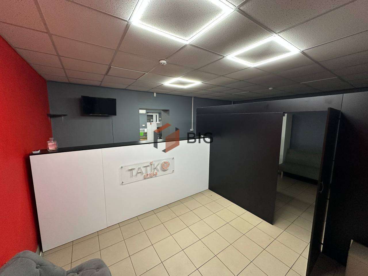 Напівцокольне торгове приміщення з фасадним входом за вул. Кисілевської