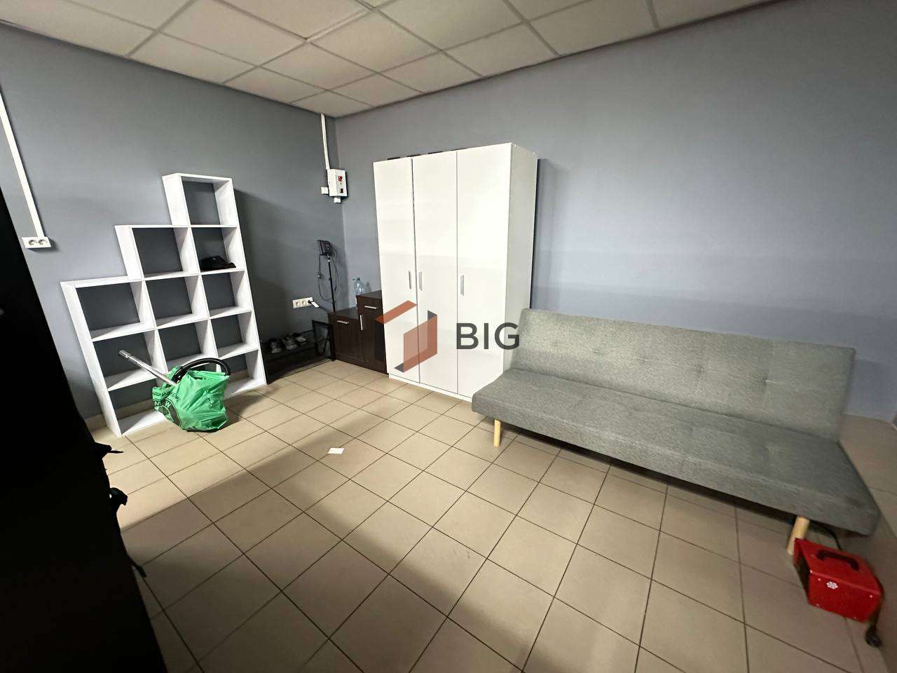 Напівцокольне торгове приміщення з фасадним входом за вул. Кисілевської