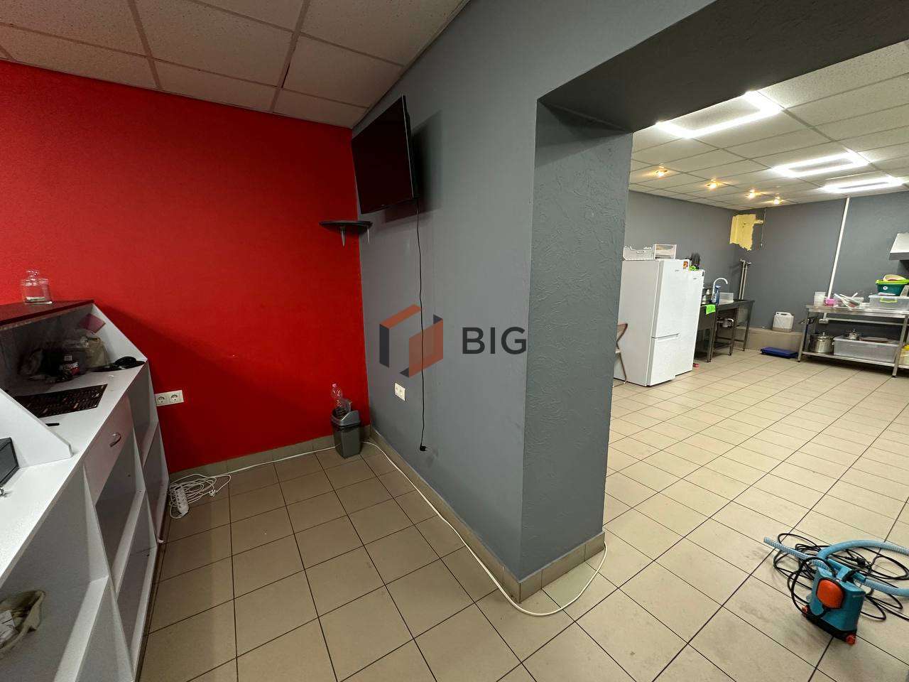 Напівцокольне торгове приміщення з фасадним входом за вул. Кисілевської