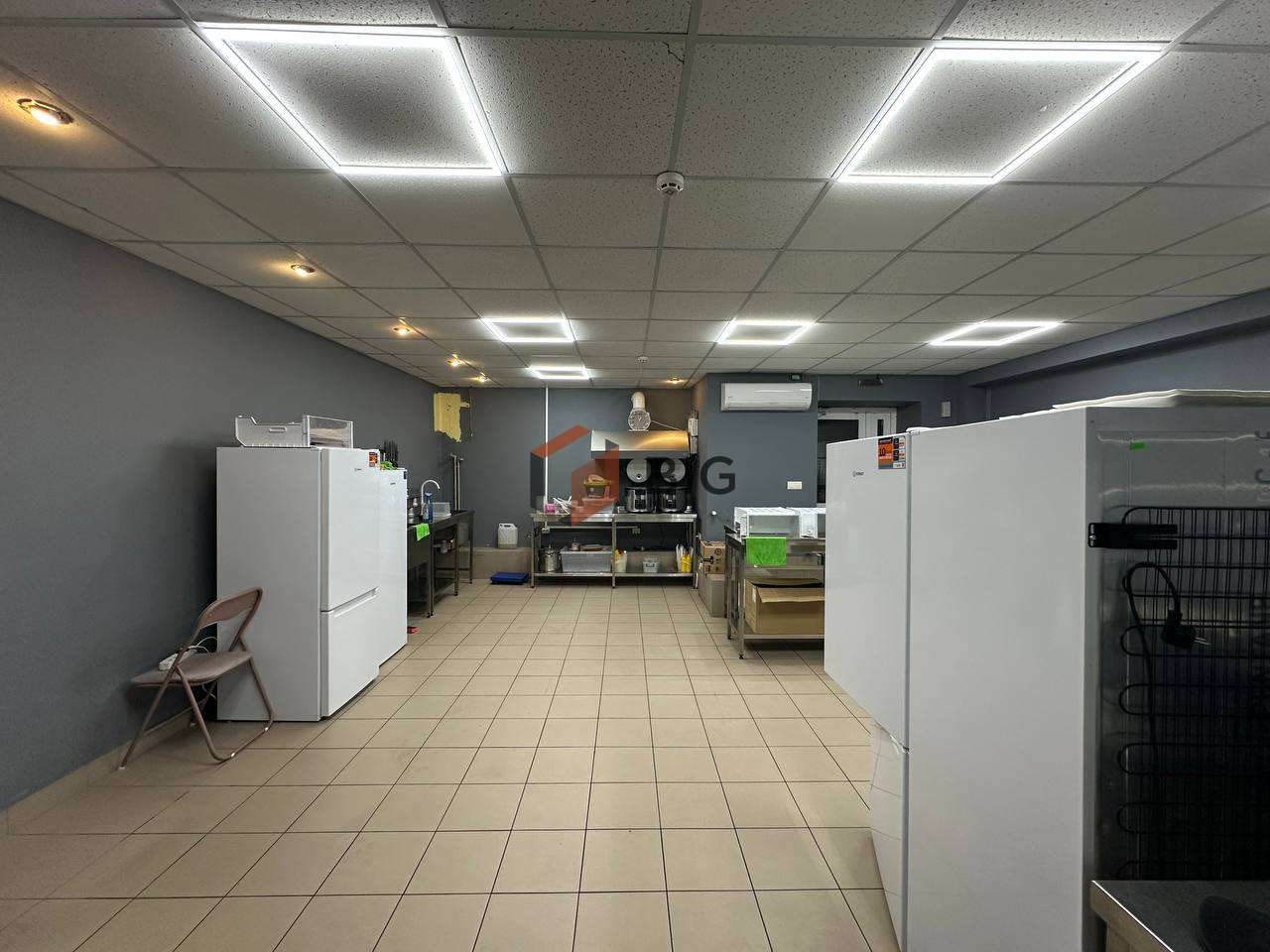 Напівцокольне торгове приміщення з фасадним входом за вул. Кисілевської