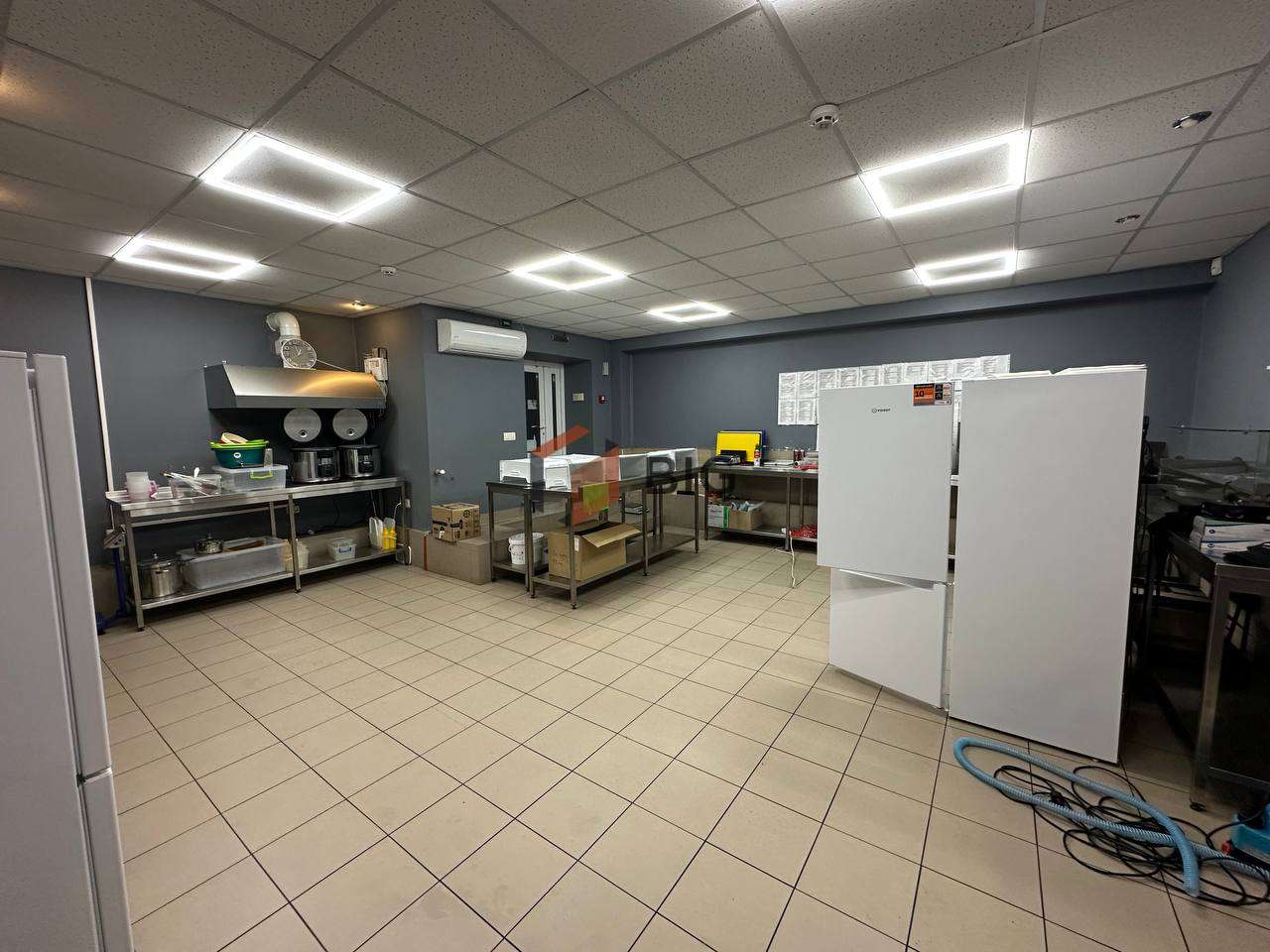 Напівцокольне торгове приміщення з фасадним входом за вул. Кисілевської