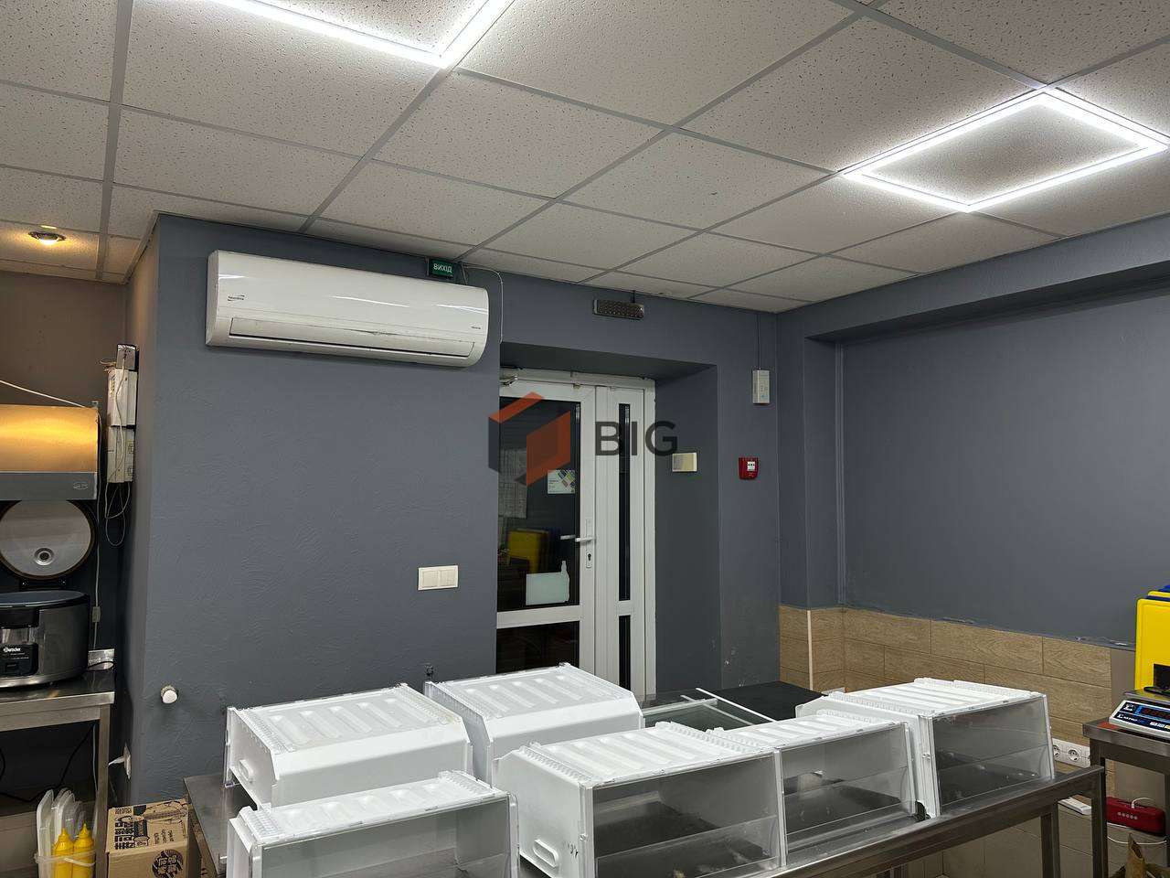 Напівцокольне торгове приміщення з фасадним входом за вул. Кисілевської