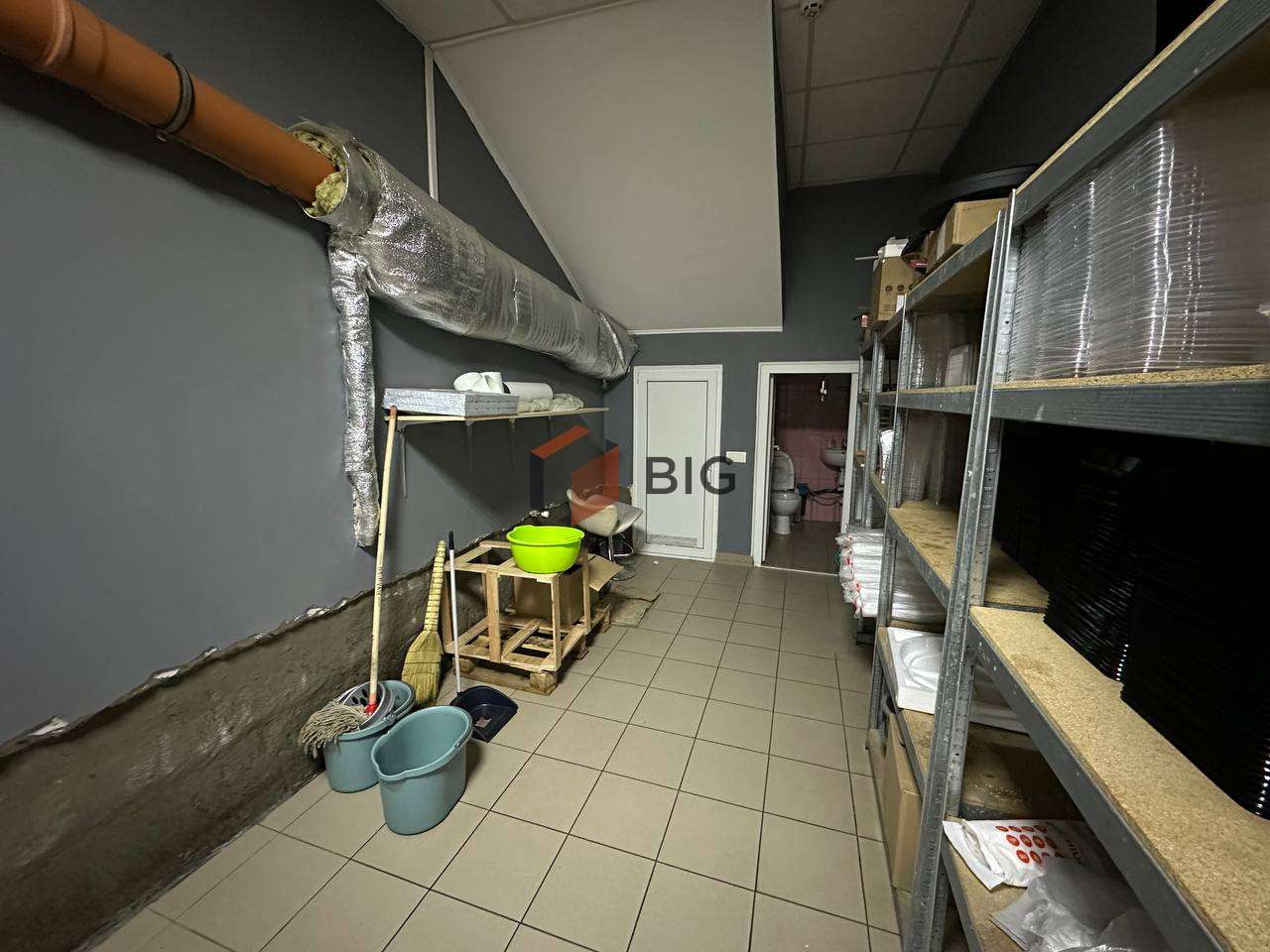 Напівцокольне торгове приміщення з фасадним входом за вул. Кисілевської