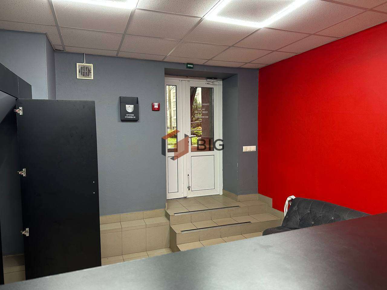 Напівцокольне торгове приміщення з фасадним входом за вул. Кисілевської