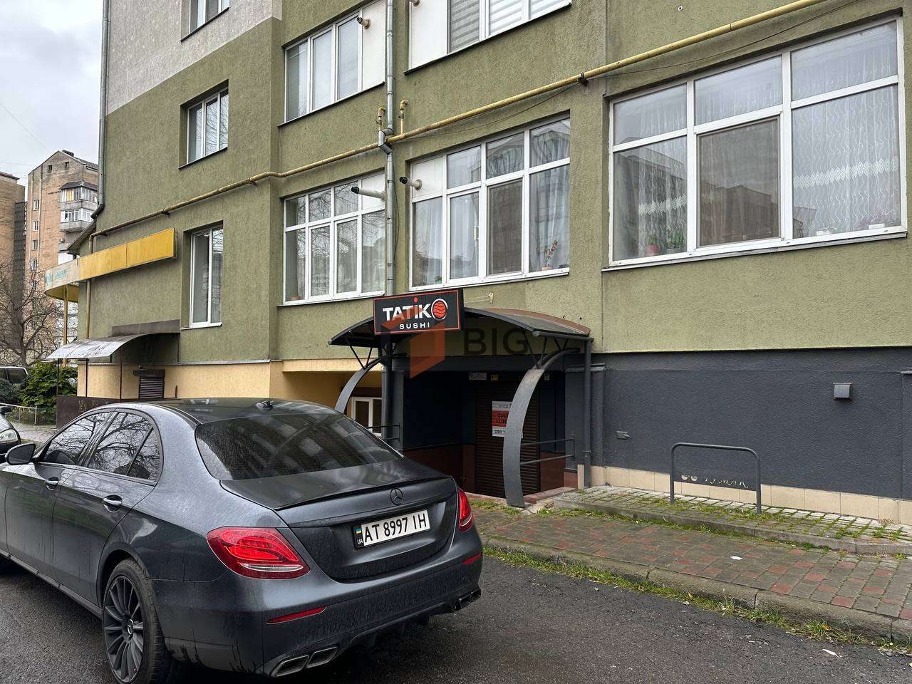 Напівцокольне торгове приміщення з фасадним входом за вул. Кисілевської