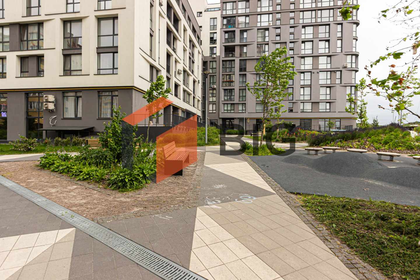 Оренда комерційного приміщення площею 76 м² у заселеному спальному районі з активною комерцією.