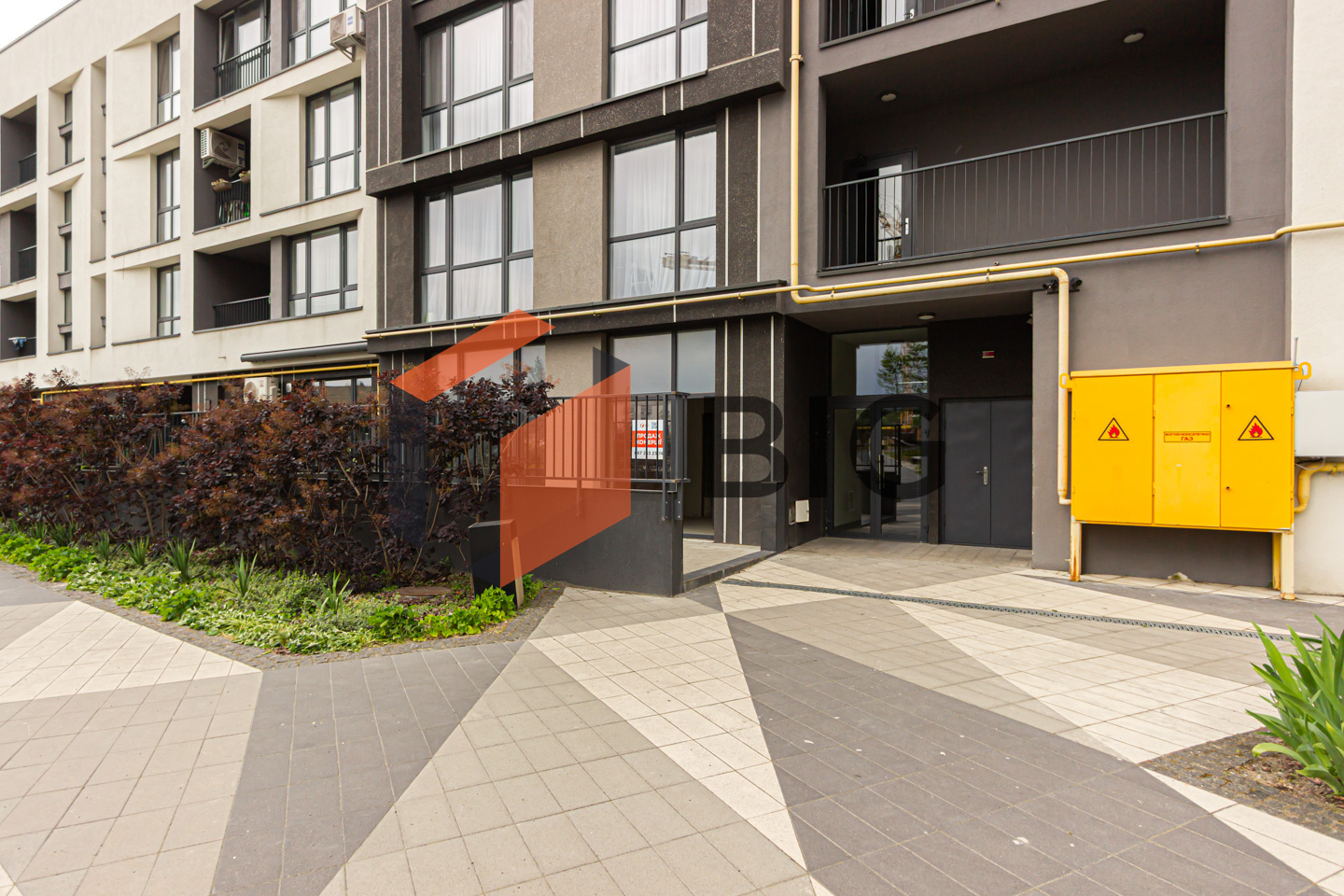 Оренда комерційного приміщення площею 76 м² у заселеному спальному районі з активною комерцією.