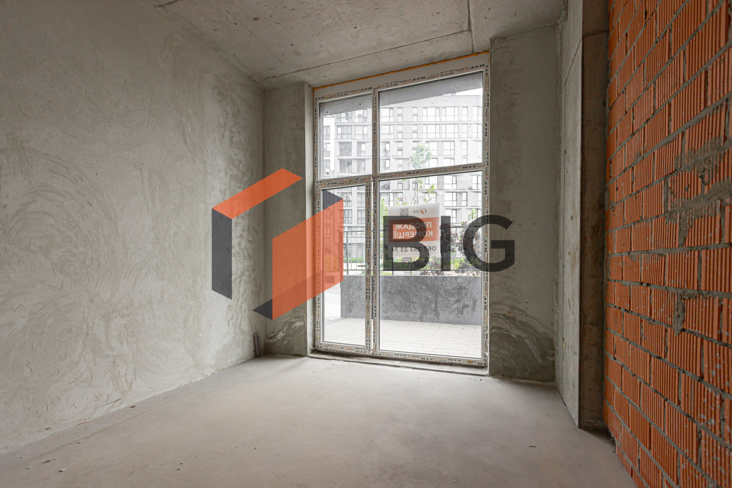 Оренда комерційного приміщення площею 76 м² у заселеному спальному районі з активною комерцією.